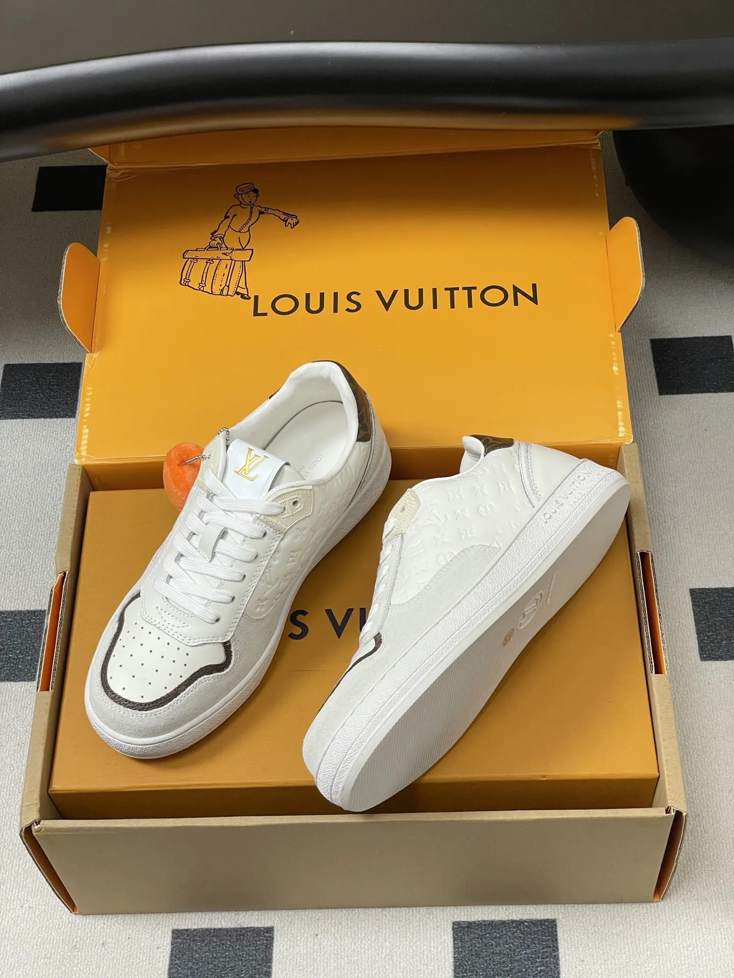 p310-(配高档飞机盒✈️) 2026春夏新款 LOUIS VUITTON 路易威登 LV STADIUM 运动鞋 系带休闲鞋老花板鞋 LVStadium运动鞋为柔软牛皮革局部压印 Monogram图案,再现复古设计风潮。Monogram 帆布饰边和鞋头镂孔汇聚工致细节,鞋舌饰以LV字母标签,外底抒写路易威登标识。 鞋面:牛反绒 内里垫脚:羊皮 鞋底:开模橡胶大底 码数:35-39(40.41定做不退换)