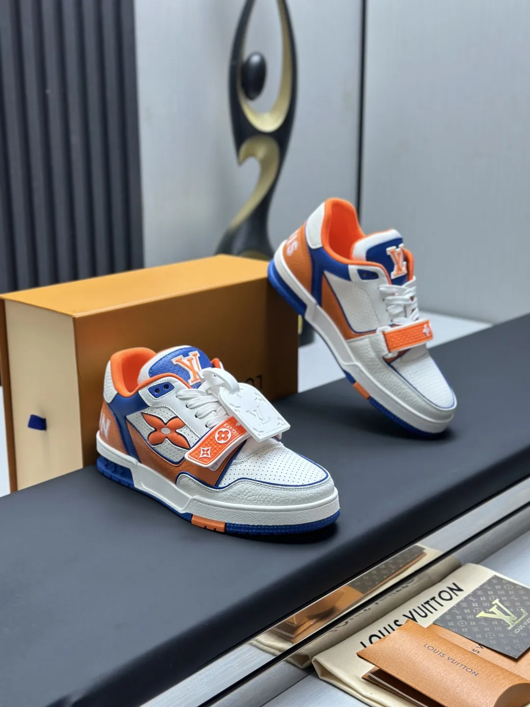 工厂直销&yen;300💰顶级版本 LV-路易威登-经典走秀新款 空胶工艺&middot;原版1：1开发复刻！！上脚非常舒适 奢侈用料，做工精细，中底印有欧洲制造英文字母 鞋面由意大利进口小牛皮拼接，侧边饰有品牌LOGO标志及签名，最新乳胶垫脚➕网布内里，脚感超舒适。原厂特供原版双色TPU组合大底。套包工艺 固特异缝合锁边 面料:独家定制头层牛皮 配件:独家私模Vuitton 标识， 内里:定制丝滑网里-头层丝绸牛皮内里 大底:TPU组合大底耐磨防滑防黄 垫脚:新款乳胶垫-网纱吸汗 专柜工艺:全电脑针车拉线 鞋头 后套 冷热定型 全套拉帮套楦中低logo花纹 专柜包装 -鞋带 证书 卡片 说明书 合格证 防尘袋 全网最齐包装 女款35-40男款38-46（38/46订做不退换！