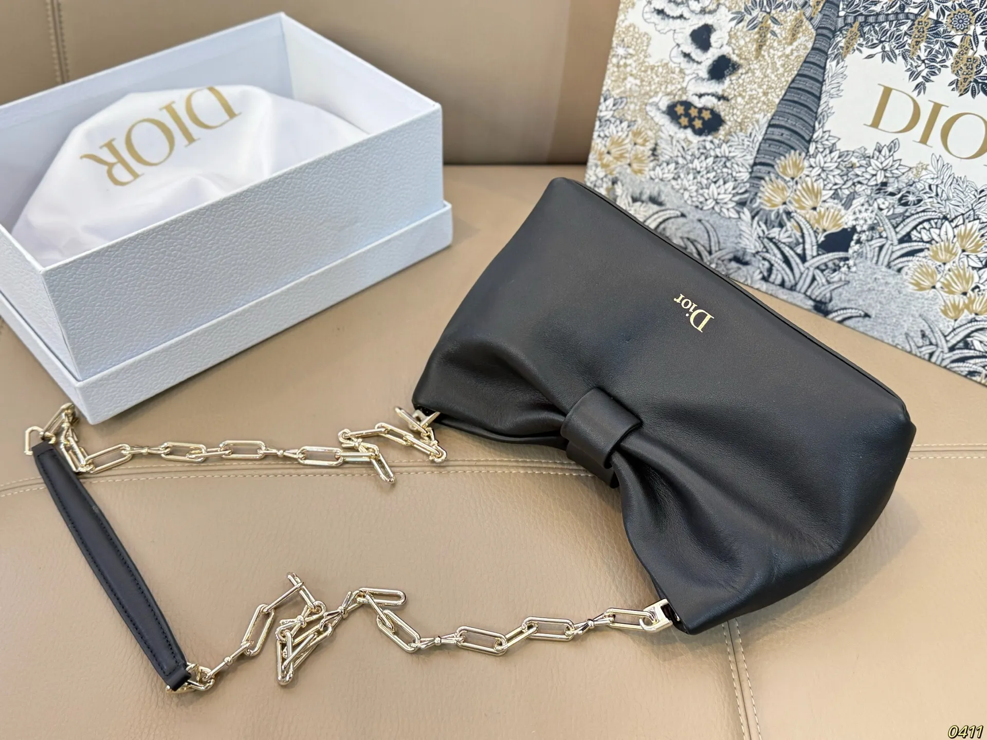 &yen;240配盒 迪奥 Dior 2026春夏蝴蝶结包 质感细腻又耐用。正面立体蝴蝶结设计，优雅又俏皮整体简约精致，法式浪漫氛围感拉满，是2026春夏系列超亮眼单品！尺寸22 14