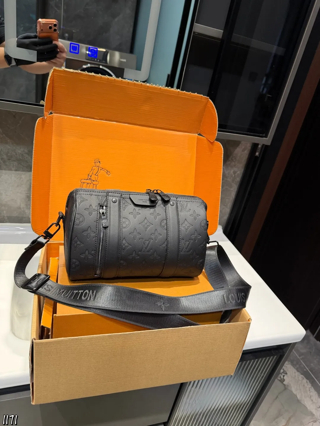 ❤️P130❤️ LV男包老花黑武士系列合集商务精英的身份象 LV男包老花黑武士系列合集商务精英的身份象征|LV男包老花黑武士系列在时尚与实用兼具的男士皮具领域，LV老花黑武士系列男包凭借卓越设计和精湛工艺脱颖而出，成为众多商务人士的心头好。尺寸25 15cm