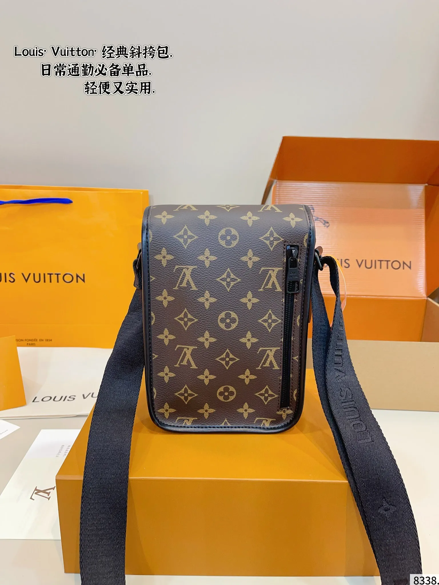 p150配礼盒🎁. 男生必入超经典LV 相机包测评! 又是一期Louis Vuitton男包推荐! LV 男包这两年不得不说!真的很精彩! 很多男包除了男生喜欢!女生也被疯狂种草! 今天推荐的这只Outdoor系列的单肩包/斜挎包真的经典又耐看!尺寸：15*7*23cm