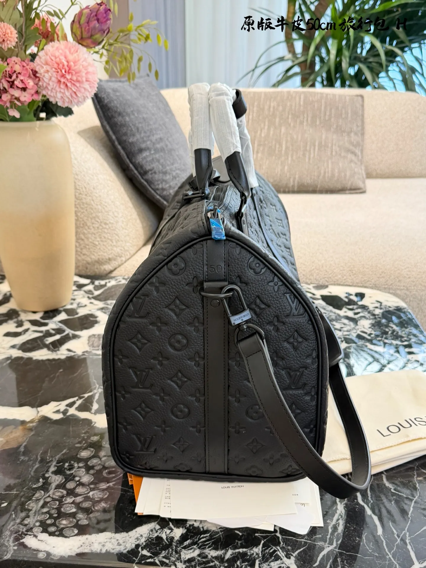 p340 压花牛皮50cm 经典款旅行袋|出行所需旅行包推荐 Keepall 旅行袋,标志性外观及高端材质,机舱行李尺寸可轻松收纳短途旅行所需,M59025,尺寸50×30旅行包 #男包 #lv #旅行包包 #lvkeepall旅行袋