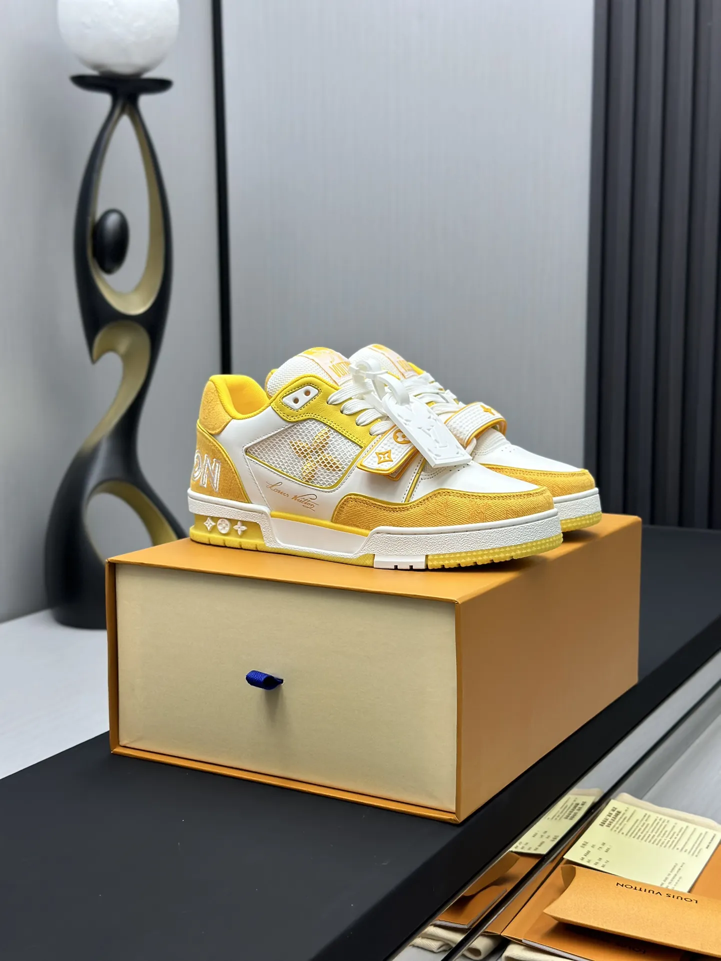 工厂直销&yen;300💰顶级版本 LV-路易威登-经典走秀新款 空胶工艺&middot;原版1：1开发复刻！！上脚非常舒适 奢侈用料，做工精细，中底印有欧洲制造英文字母 鞋面由意大利进口小牛皮拼接，侧边饰有品牌LOGO标志及签名，最新乳胶垫脚➕网布内里，脚感超舒适。原厂特供原版双色TPU组合大底。套包工艺 固特异缝合锁边 面料:独家定制头层牛皮 配件:独家私模Vuitton 标识， 内里:定制丝滑网里-头层丝绸牛皮内里 大底:TPU组合大底耐磨防滑防黄 垫脚:新款乳胶垫-网纱吸汗 专柜工艺:全电脑针车拉线 鞋头 后套 冷热定型 全套拉帮套楦中低logo花纹 专柜包装 -鞋带 证书 卡片 说明书 合格证 防尘袋 全网最齐包装 女款35-40男款38-46（38/46订做不退换！