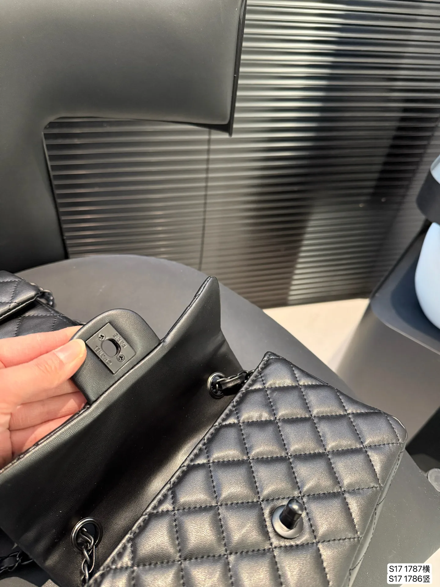 P135 香奈儿方胖子 女人总是被这种小细节拿捏一 可以斜挎单肩流浪背 精致可爱 又有点leboy的休闲随性 链条任意调 巨百搭 注定是一只越用越爱 的包包 尺寸：横版20 12 竖版18 12 货号 横1787 竖版1786