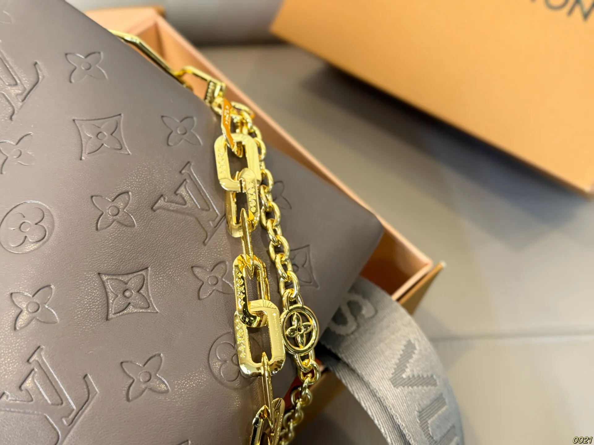 &yen;185飞机盒 LV coussin斜挎包 超级好搭配 适合日常出行 集美必入 尺寸27 20