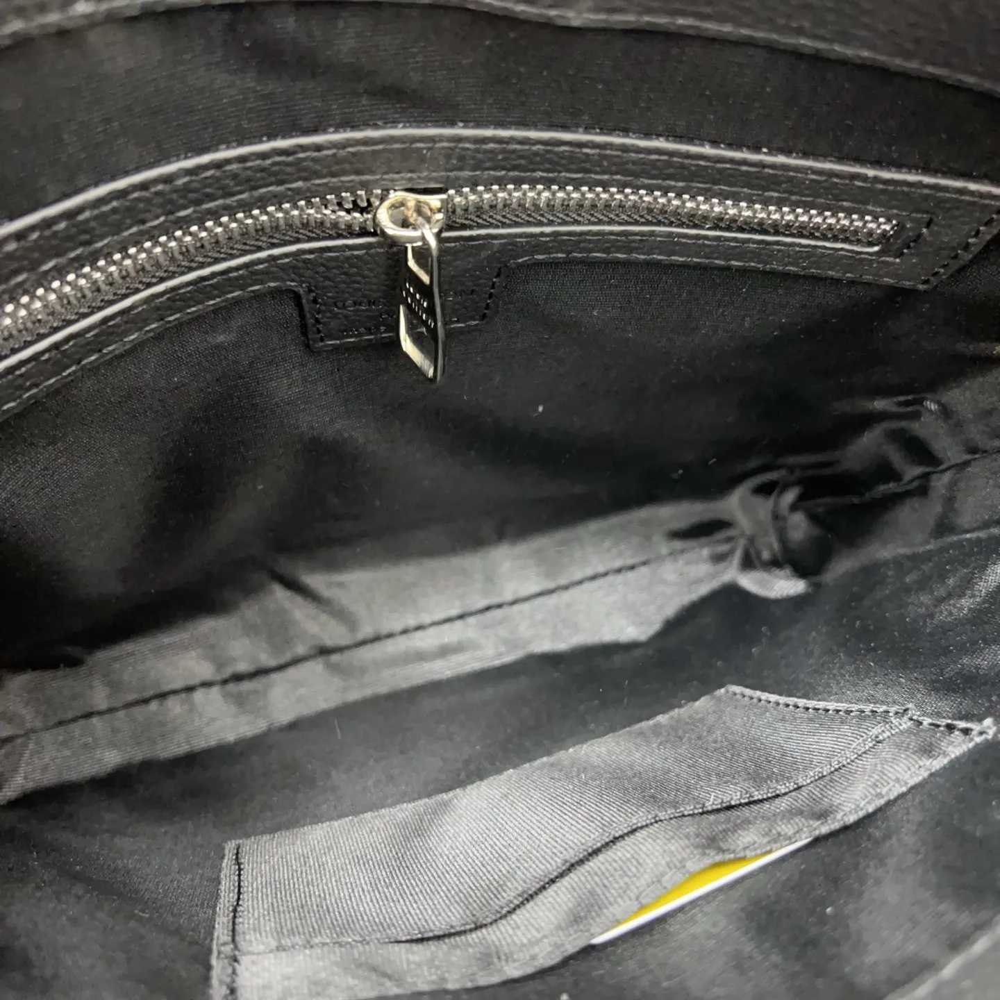 P165 Louisvuitton 路易威登 牛皮单肩包 男包 斜挎包 采用精湛镶嵌细工,经典百搭 实物拍摄 原厂原版面料 高端品质 配送防尘袋 23 x 25cm。