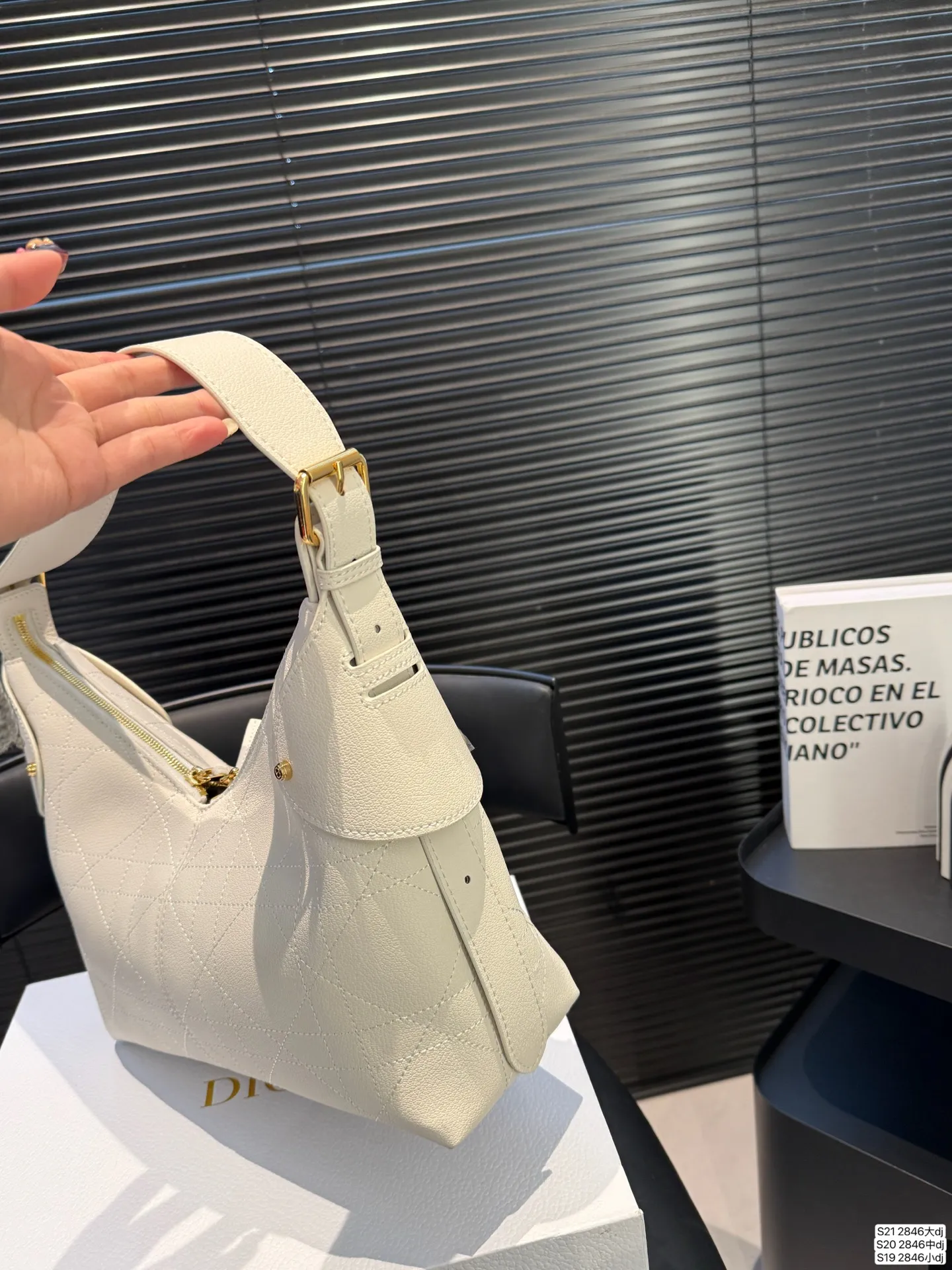 大号P155 中号P150 小号P145 迪奥Dior Voyage也太上镜了叭~ 慵懒的Hobo包型低调又高级! V字包口设计,即使去比较冷的地方穿着厚外套,背着也不会卡美美摆造型,出片不用愁,巨能装!手机相机口红全塞下,旅行逛街轻便又能打~ 🔍迪奥新品,尺寸大号36 23 中28 18 小号21 26 货号2846