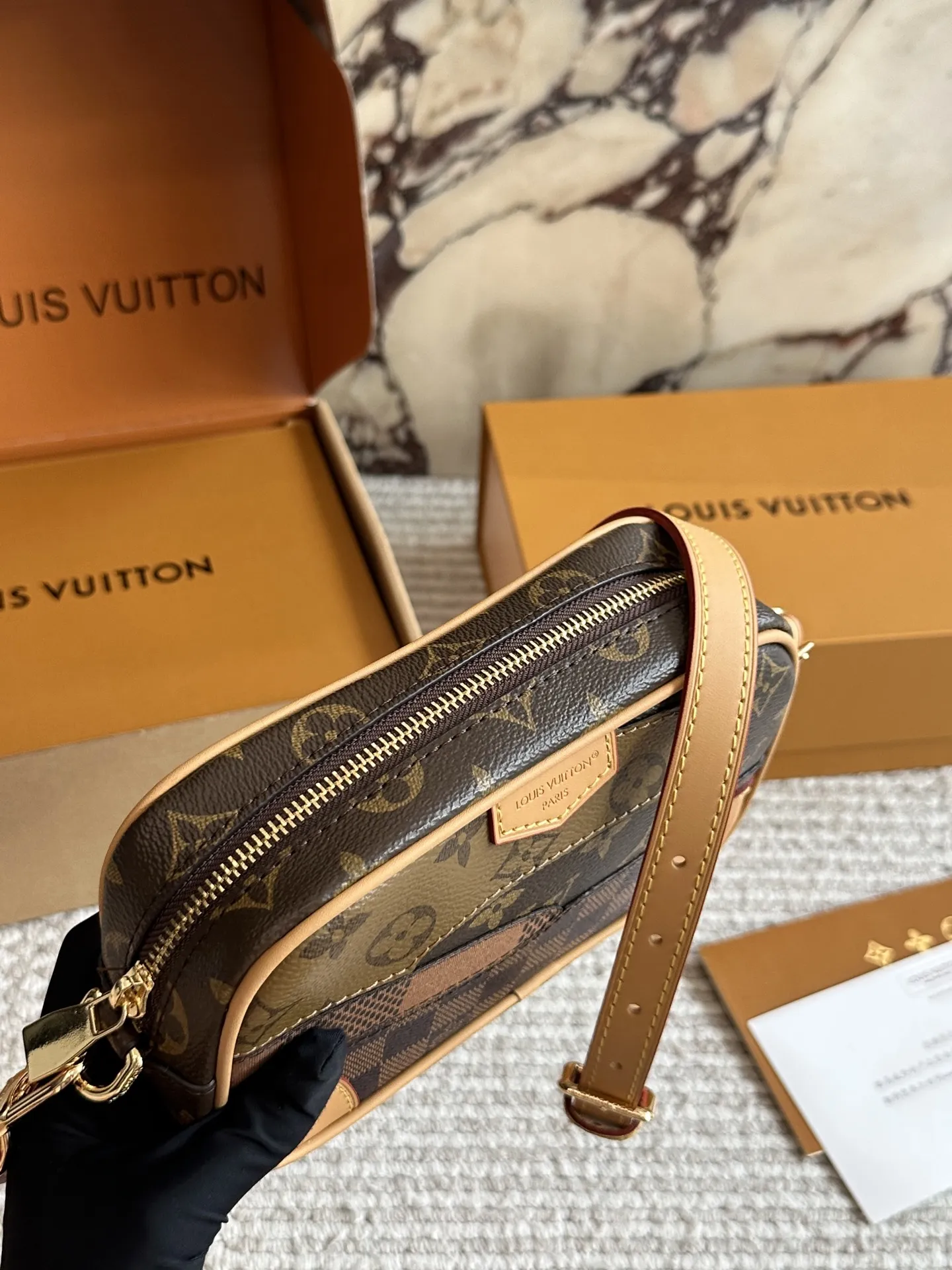 💰165 配盒🎁🎁🎁 size:20 14cm L家 相机包📷 百搭黑色入手了个男包 性价比真的很高 送男朋友的小姐姐们可以安排了 搜索🔍 lv