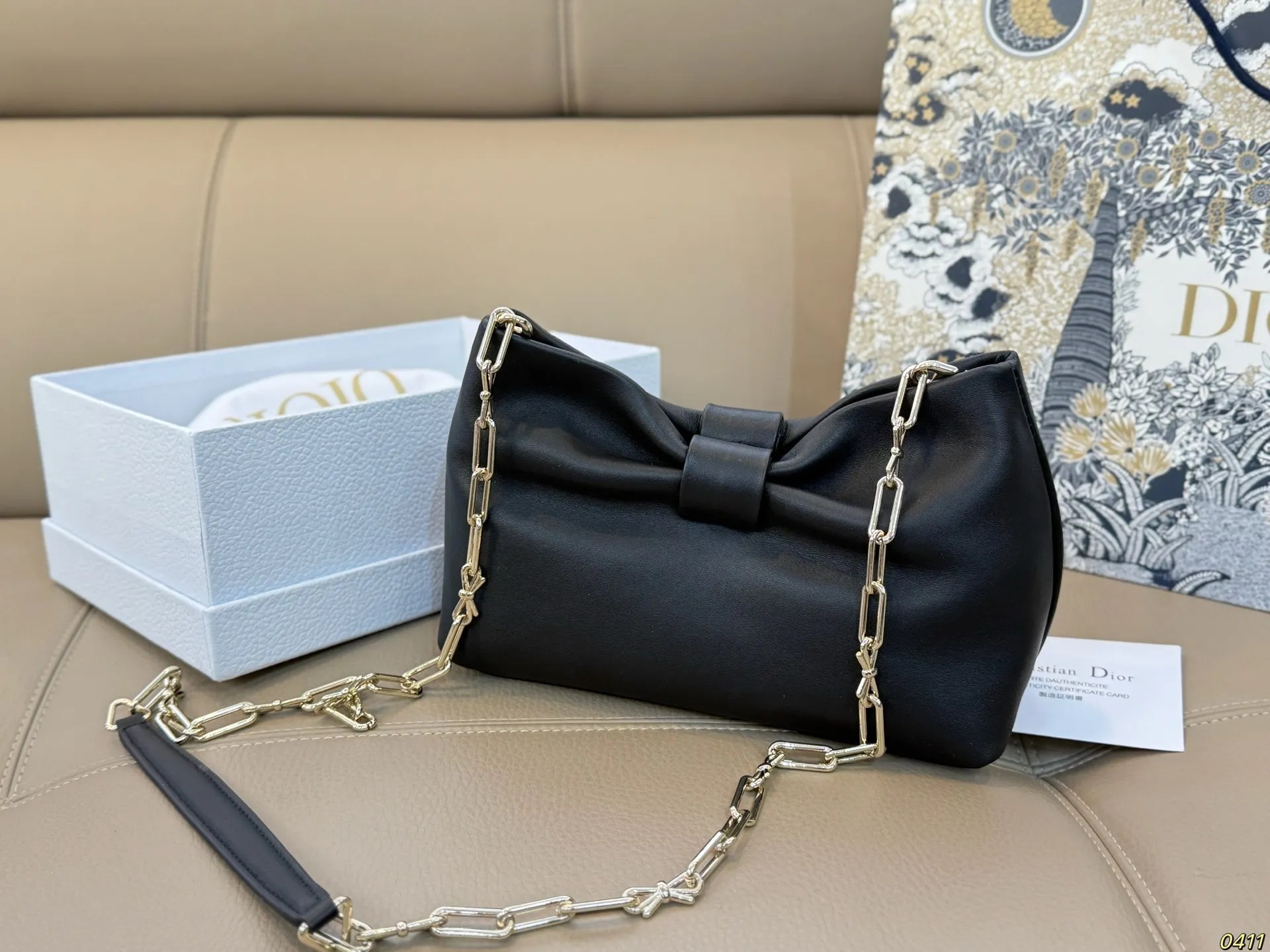 &yen;240配盒 迪奥 Dior 2026春夏蝴蝶结包 质感细腻又耐用。正面立体蝴蝶结设计，优雅又俏皮整体简约精致，法式浪漫氛围感拉满，是2026春夏系列超亮眼单品！尺寸22 14