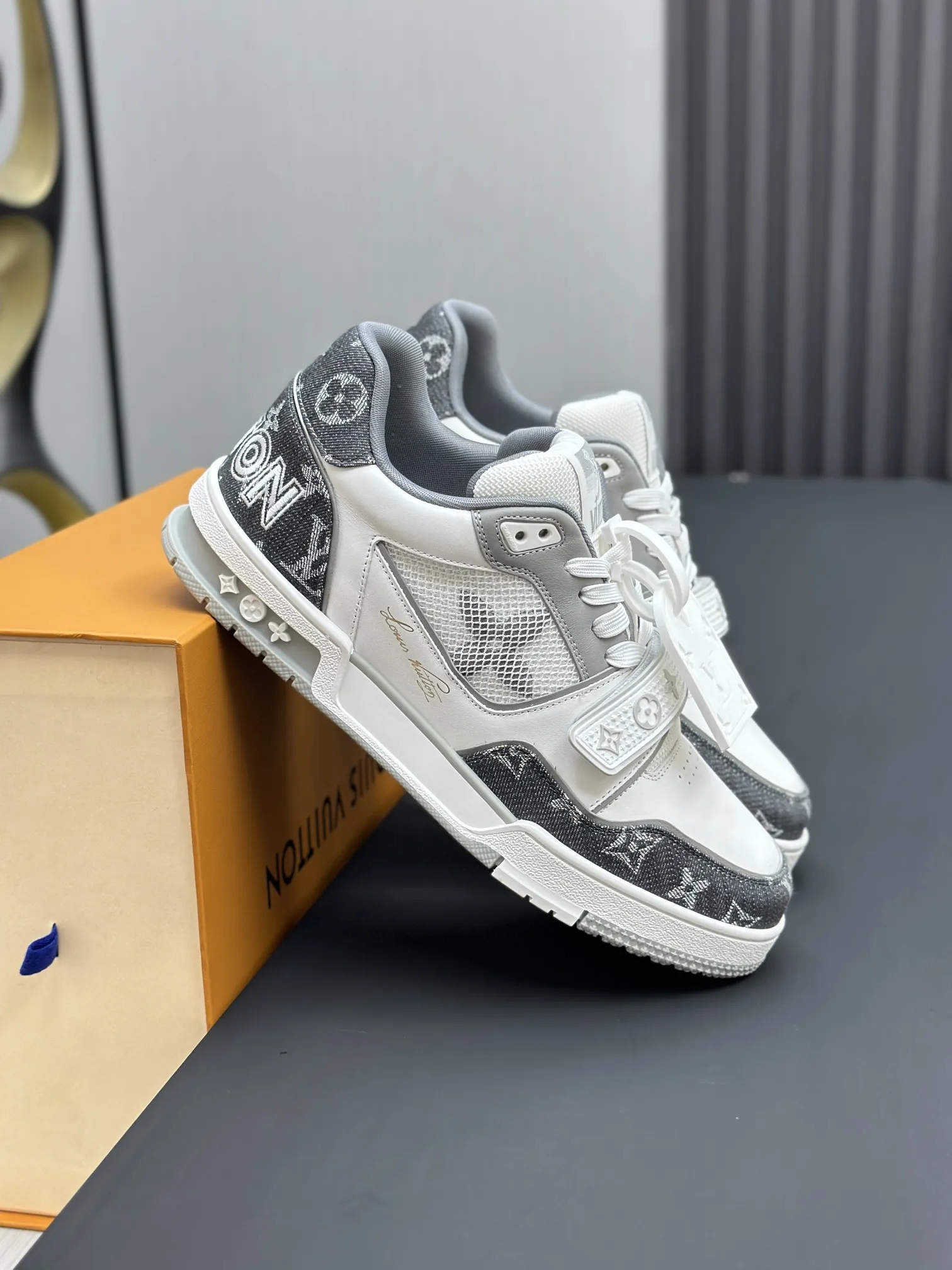 工厂直销¥300💰顶级版本 LV-路易威登-经典走秀新款 空胶工艺·原版1:1开发复刻!!上脚非常舒适 奢侈用料,做工精细,中底印有欧洲制造英文字母 鞋面由意大利进口小牛皮拼接,侧边饰有品牌LOGO标志及签名,最新乳胶垫脚➕网布内里,脚感超舒适。原厂特供原版双色TPU组合大底。套包工艺 固特异缝合锁边 面料:独家定制头层牛皮 配件:独家私模Vuitton 标识, 内里:定制丝滑网里-头层丝绸牛皮内里 大底:TPU组合大底耐磨防滑防黄 垫脚:新款乳胶垫-网纱吸汗 专柜工艺:全电脑针车拉线 鞋头 后套 冷热定型 全套拉帮套楦中低logo花纹 专柜包装 -鞋带 证书 卡片 说明书 合格证 防尘袋 全网最齐包装 女款35-40男款38-46(38/46订做不退换!