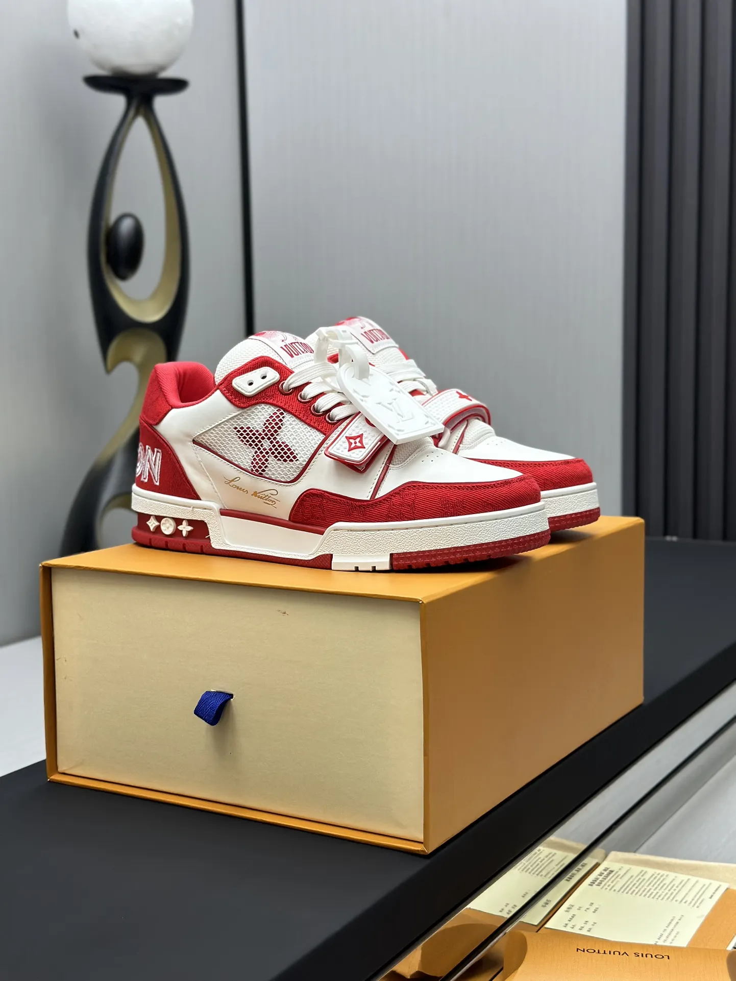 工厂直销¥300💰顶级版本 LV-路易威登-经典走秀新款 空胶工艺·原版1:1开发复刻!!上脚非常舒适 奢侈用料,做工精细,中底印有欧洲制造英文字母 鞋面由意大利进口小牛皮拼接,侧边饰有品牌LOGO标志及签名,最新乳胶垫脚➕网布内里,脚感超舒适。原厂特供原版双色TPU组合大底。套包工艺 固特异缝合锁边 面料:独家定制头层牛皮 配件:独家私模Vuitton 标识, 内里:定制丝滑网里-头层丝绸牛皮内里 大底:TPU组合大底耐磨防滑防黄 垫脚:新款乳胶垫-网纱吸汗 专柜工艺:全电脑针车拉线 鞋头 后套 冷热定型 全套拉帮套楦中低logo花纹 专柜包装 -鞋带 证书 卡片 说明书 合格证 防尘袋 全网最齐包装 女款35-40男款38-46(38/46订做不退换!