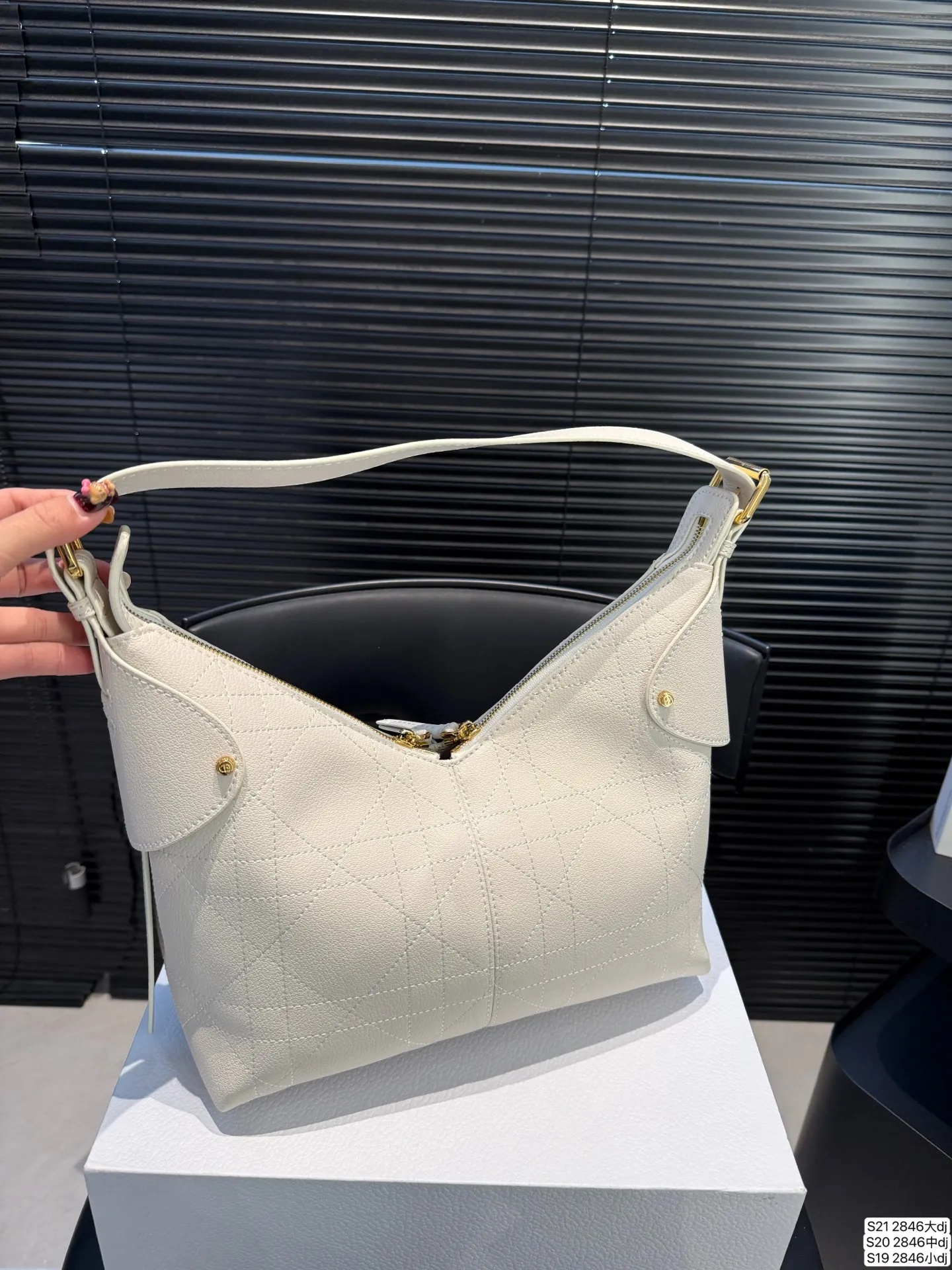 大号P155 中号P150 小号P145 迪奥Dior Voyage也太上镜了叭～ 慵懒的Hobo包型低调又高级！ V字包口设计，即使去比较冷的地方穿着厚外套，背着也不会卡美美摆造型，出片不用愁，巨能装！手机相机口红全塞下，旅行逛街轻便又能打～ 🔍迪奥新品，尺寸大号36 23 中28 18 小号21 26 货号2846