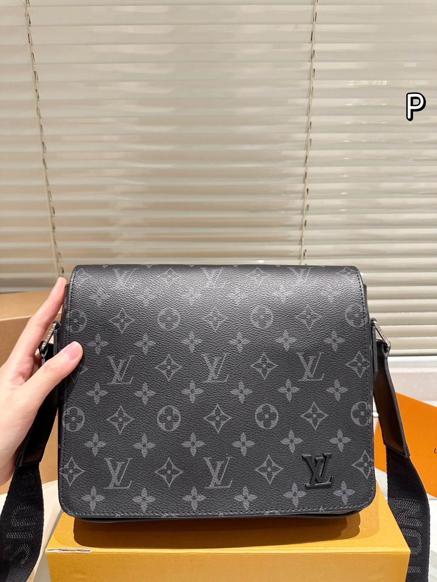 P165 礼盒🎁 男包分享lv 单肩包 目路易威登LouisVuitton比起非常火。的双扣邮差包这一款lv男士单肩包可以说非常低调了國 尺寸: District PM 老花的,这款呢低调稳重,日常休闲也搭得来也可斜 25.21cm