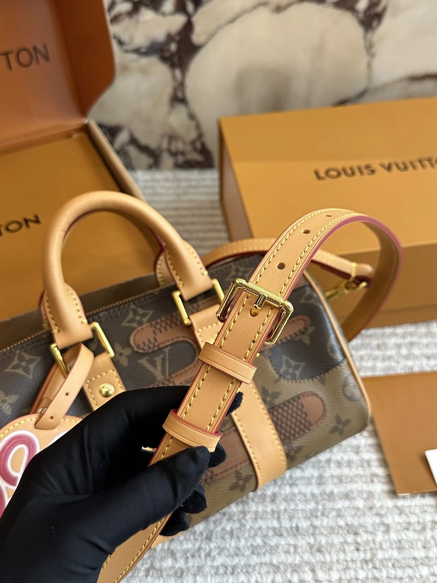 ¥175 Lv X Nigo Keepall xs 21 枕头包 手袋是一款理想的都市手袋。 标志性的造型与经典的 Monogram 帆布,加之多种携带方式和奢华的天然牛皮饰边为该包平添一份时尚前卫之感。尺寸:25 14cm全套礼盒