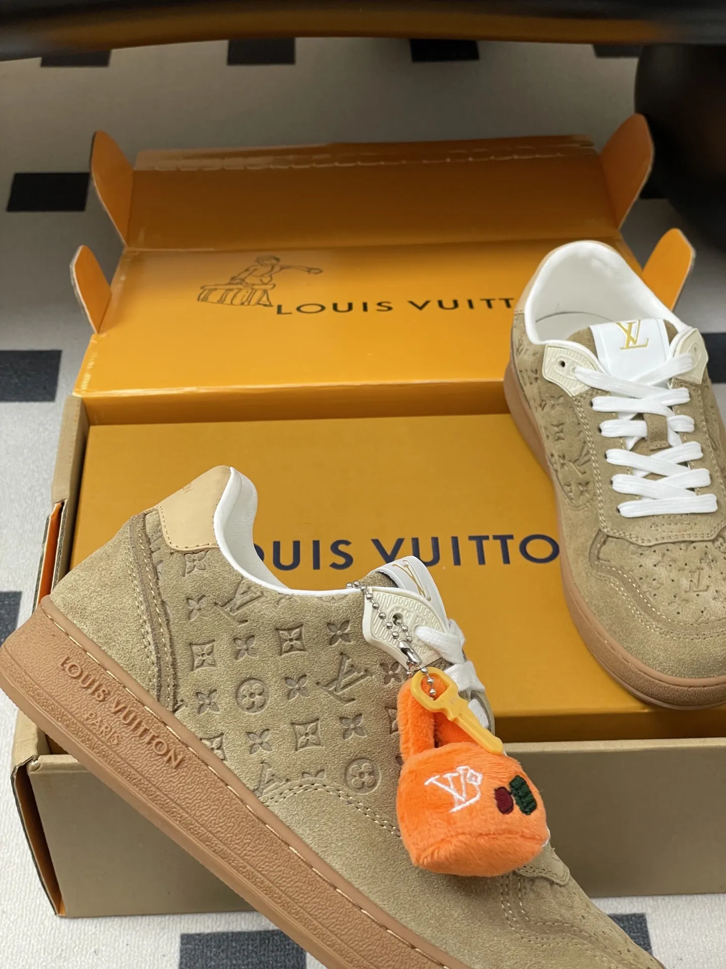 p310-(配高档飞机盒✈️) 2026春夏新款 LOUIS VUITTON 路易威登 LV STADIUM 运动鞋 系带休闲鞋老花板鞋 本款LVStadium运动鞋取材绒面牛皮革,以局部压印的Mini Monogram图案烘托复古风尚。后部皮革饰边烫印品牌标识,与路易威登皮具系列遥相呼应,橡胶外底成就轻盈穿着体验。 鞋面:牛反绒 内里垫脚:羊皮 鞋底:开模橡胶大底 码数:35-39(40.41定做不退换)