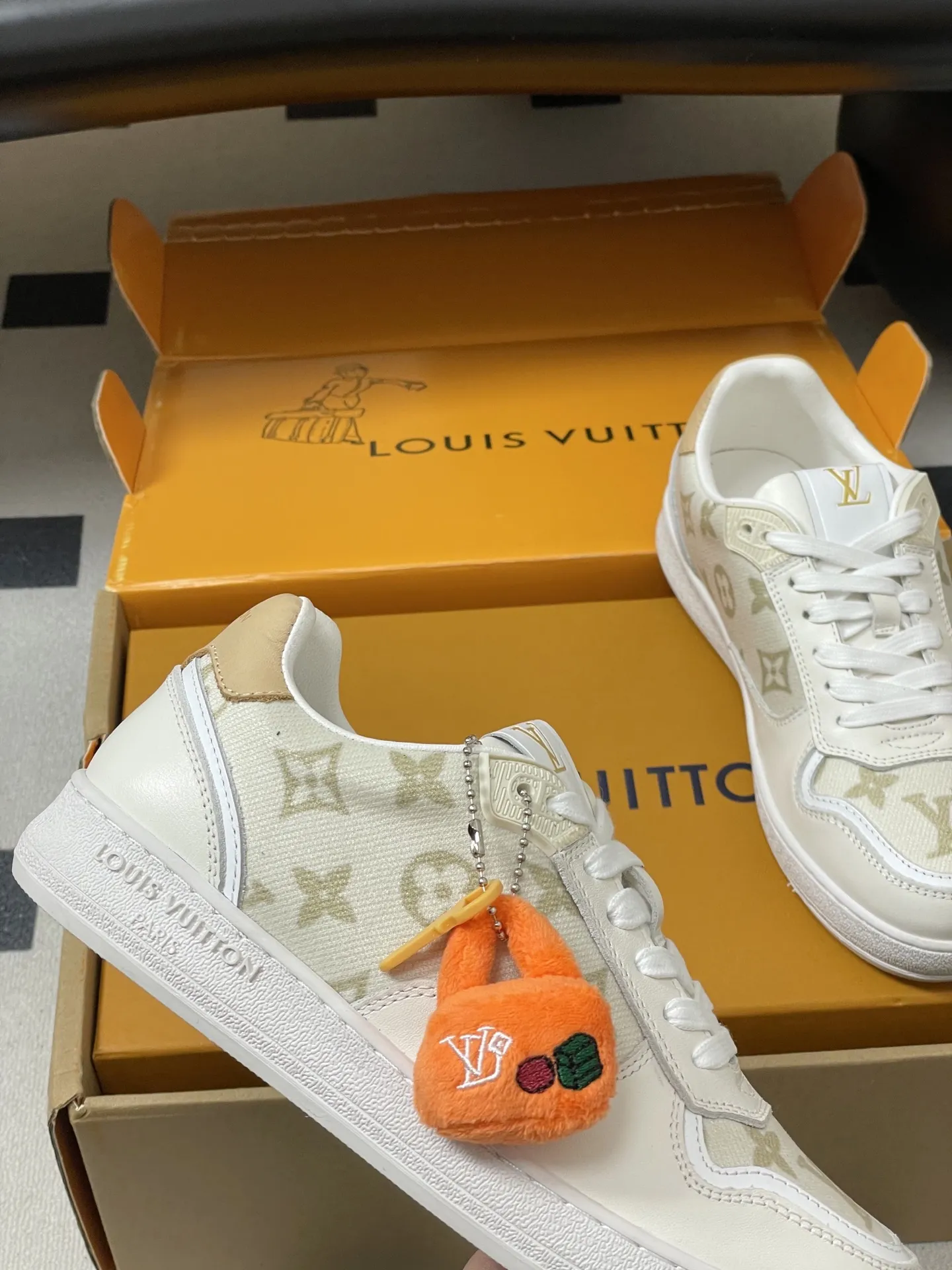 p310-(配高档飞机盒✈️) 2026春夏新款 LOUIS VUITTON 路易威登 LV STADIUM 运动鞋 系带休闲鞋老花板鞋 LVStadium运动鞋为柔软牛皮革局部压印 Monogram图案,再现复古设计风潮。Monogram 帆布饰边和鞋头镂孔汇聚工致细节,鞋舌饰以LV字母标签,外底抒写路易威登标识。 鞋面:牛反绒 内里垫脚:羊皮 鞋底:开模橡胶大底 码数:35-39(40.41定做不退换)