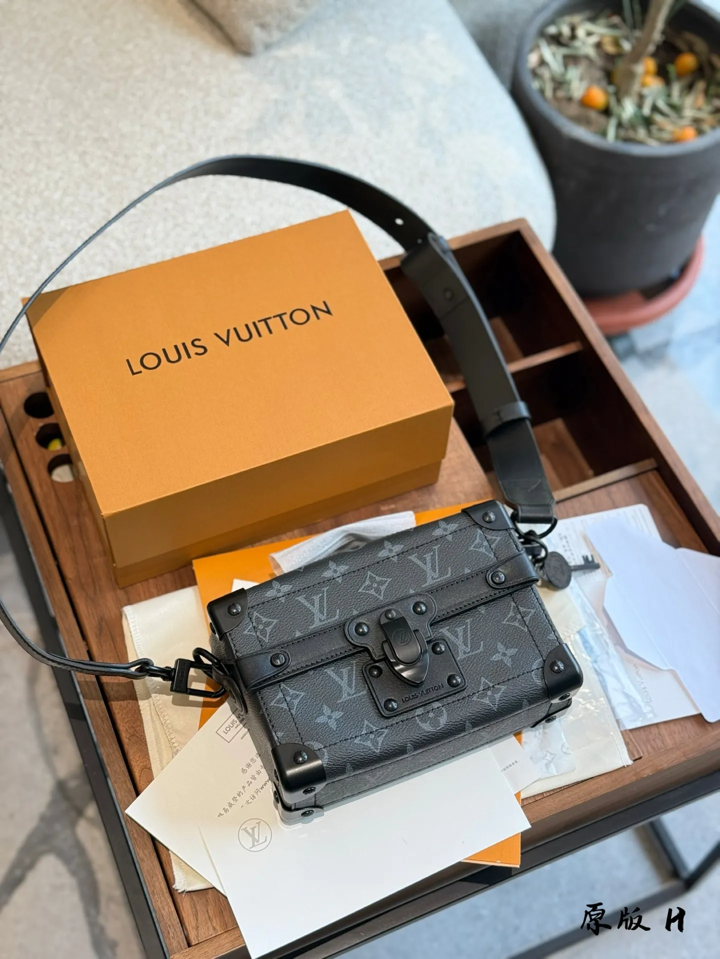 p250顶级原单 新款男包soultrunk盒子包 软盒子包上身超酷,手拎斜挎都可以, 日常通勤必备,时尚百搭 肩带可拆卸,可调节 尺寸19*15*7cm双盒