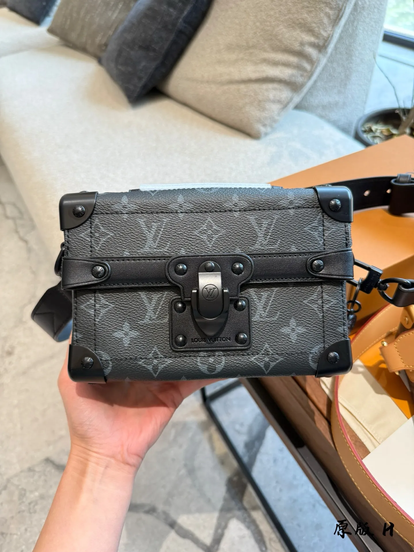 p250顶级原单 新款男包soultrunk盒子包 软盒子包上身超酷，手拎斜挎都可以, 日常通勤必备，时尚百搭 肩带可拆卸，可调节 尺寸19*15*7cm双盒