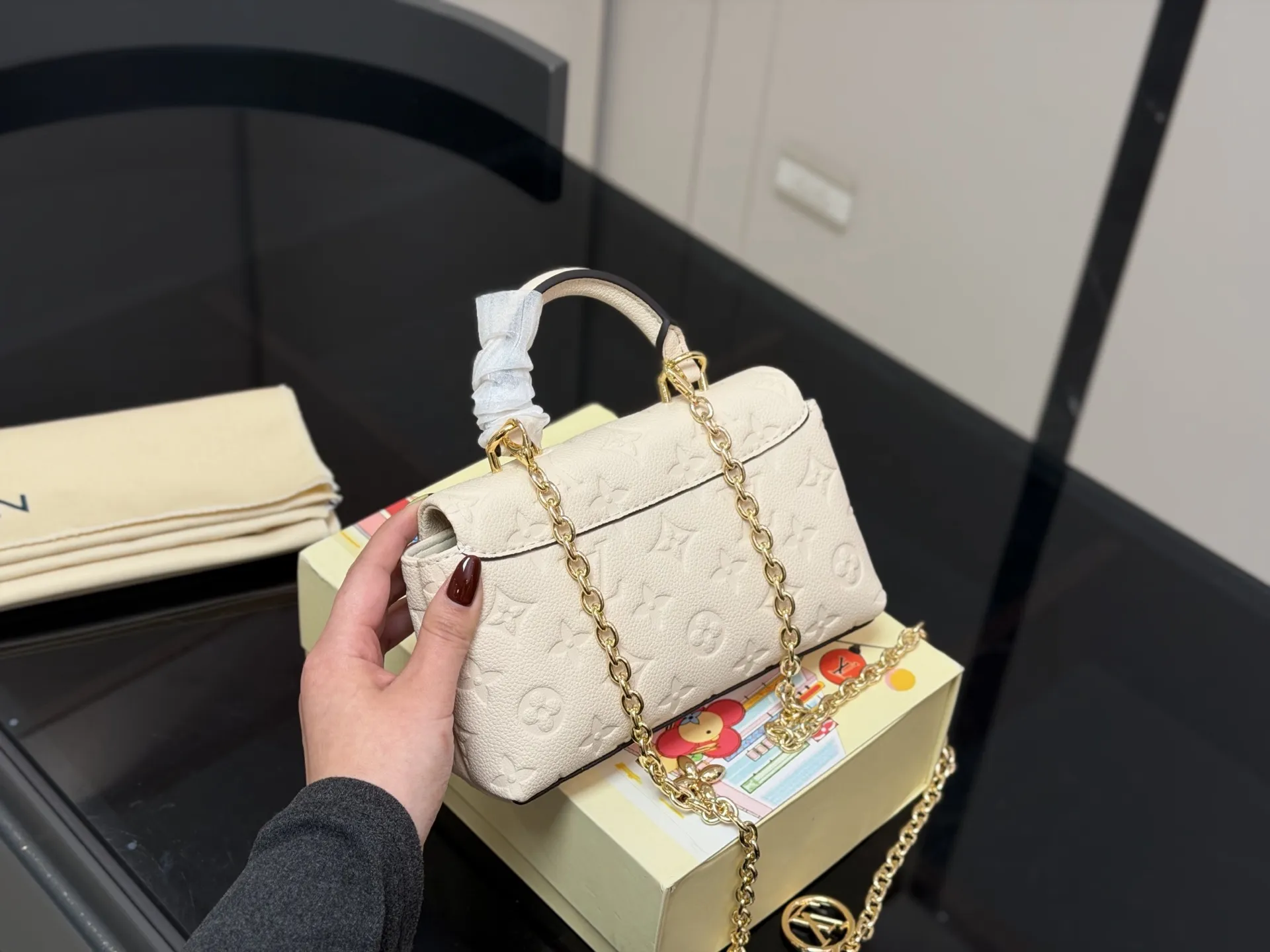 &yen;145 迷你 配盒 size：21*11cmcm Lv nano madeleine 迷你玛德琳回归 公主包 配置两截链条！随意diy哦！ 全粒纹Taurillon牛皮裁制