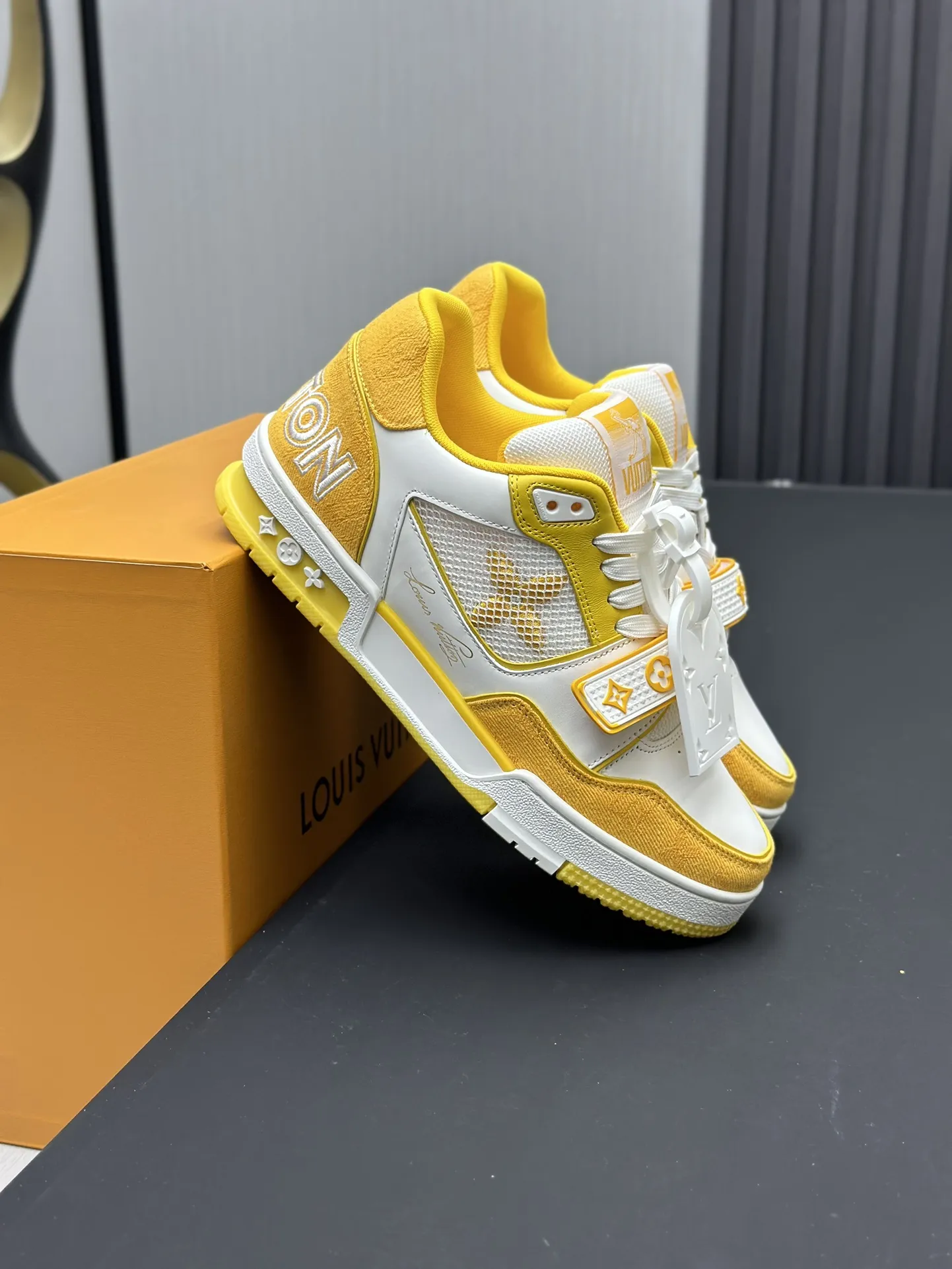 工厂直销¥300💰顶级版本 LV-路易威登-经典走秀新款 空胶工艺·原版1:1开发复刻!!上脚非常舒适 奢侈用料,做工精细,中底印有欧洲制造英文字母 鞋面由意大利进口小牛皮拼接,侧边饰有品牌LOGO标志及签名,最新乳胶垫脚➕网布内里,脚感超舒适。原厂特供原版双色TPU组合大底。套包工艺 固特异缝合锁边 面料:独家定制头层牛皮 配件:独家私模Vuitton 标识, 内里:定制丝滑网里-头层丝绸牛皮内里 大底:TPU组合大底耐磨防滑防黄 垫脚:新款乳胶垫-网纱吸汗 专柜工艺:全电脑针车拉线 鞋头 后套 冷热定型 全套拉帮套楦中低logo花纹 专柜包装 -鞋带 证书 卡片 说明书 合格证 防尘袋 全网最齐包装 女款35-40男款38-46(38/46订做不退换!