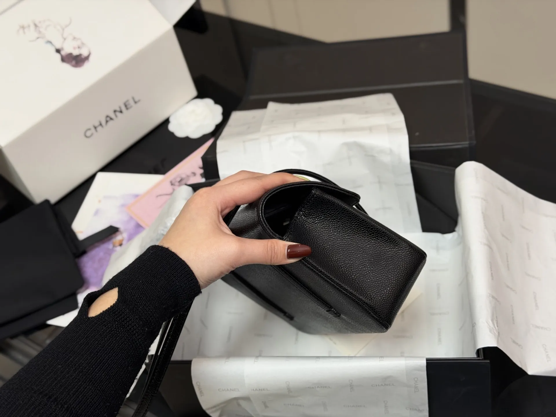 &yen;160 配折叠盒飞机盒 size：23*16cm 被Jennie带火的 香奈儿26C 口盖包 超挺包型！ 双 C锁扣一扣就是经典牌面~ 肩带长度刚好卡在腋下 容量塞得下手机+粉饼+口红，日常通勤/约会都能打