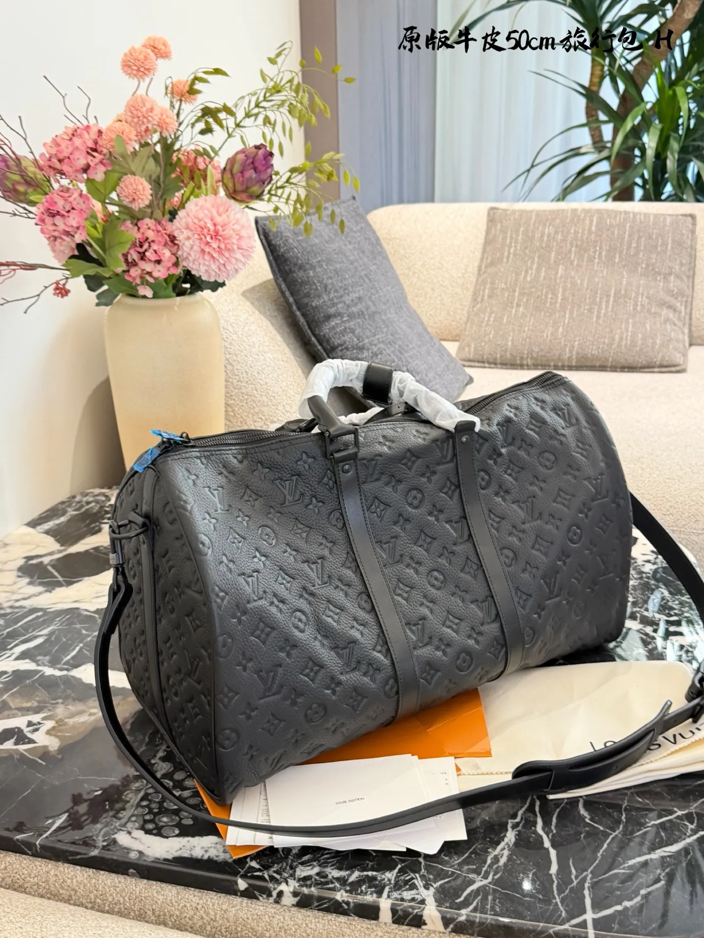 p340 压花牛皮50cm 经典款旅行袋|出行所需旅行包推荐 Keepall 旅行袋,标志性外观及高端材质,机舱行李尺寸可轻松收纳短途旅行所需,M59025,尺寸50×30旅行包 #男包 #lv #旅行包包 #lvkeepall旅行袋