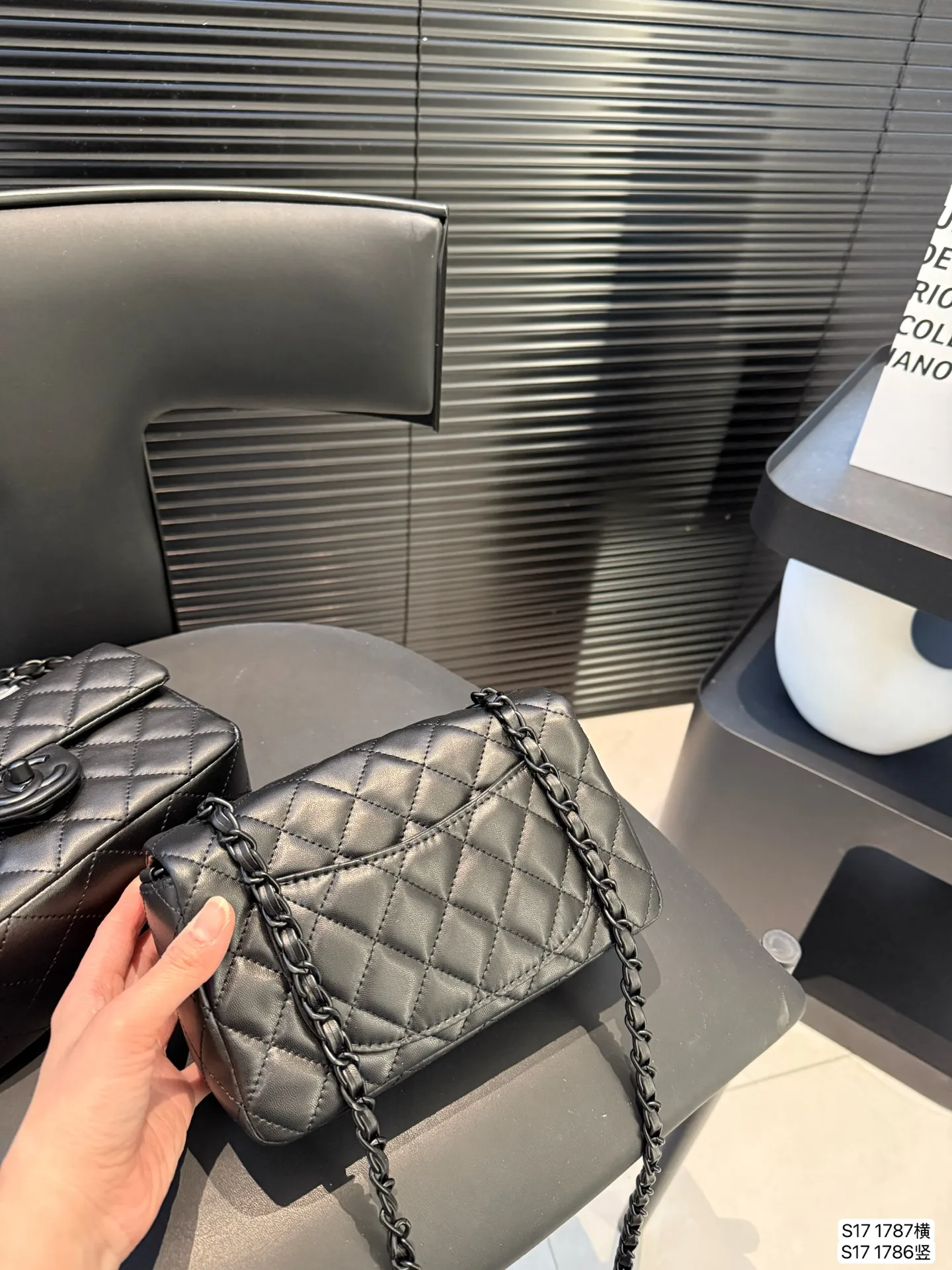 P135 香奈儿方胖子 女人总是被这种小细节拿捏一 可以斜挎单肩流浪背 精致可爱 又有点leboy的休闲随性 链条任意调 巨百搭 注定是一只越用越爱 的包包 尺寸：横版20 12 竖版18 12 货号 横1787 竖版1786