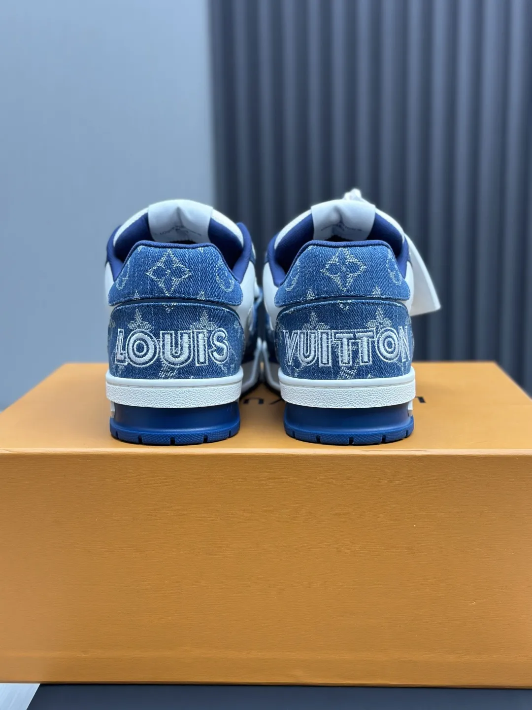 工厂直销&yen;300💰顶级版本 LV-路易威登-经典走秀新款 空胶工艺&middot;原版1：1开发复刻！！上脚非常舒适 奢侈用料，做工精细，中底印有欧洲制造英文字母 鞋面由意大利进口小牛皮拼接，侧边饰有品牌LOGO标志及签名，最新乳胶垫脚➕网布内里，脚感超舒适。原厂特供原版双色TPU组合大底。套包工艺 固特异缝合锁边 面料:独家定制头层牛皮 配件:独家私模Vuitton 标识， 内里:定制丝滑网里-头层丝绸牛皮内里 大底:TPU组合大底耐磨防滑防黄 垫脚:新款乳胶垫-网纱吸汗 专柜工艺:全电脑针车拉线 鞋头 后套 冷热定型 全套拉帮套楦中低logo花纹 专柜包装 -鞋带 证书 卡片 说明书 合格证 防尘袋 全网最齐包装 女款35-40男款38-46（38/46订做不退换！