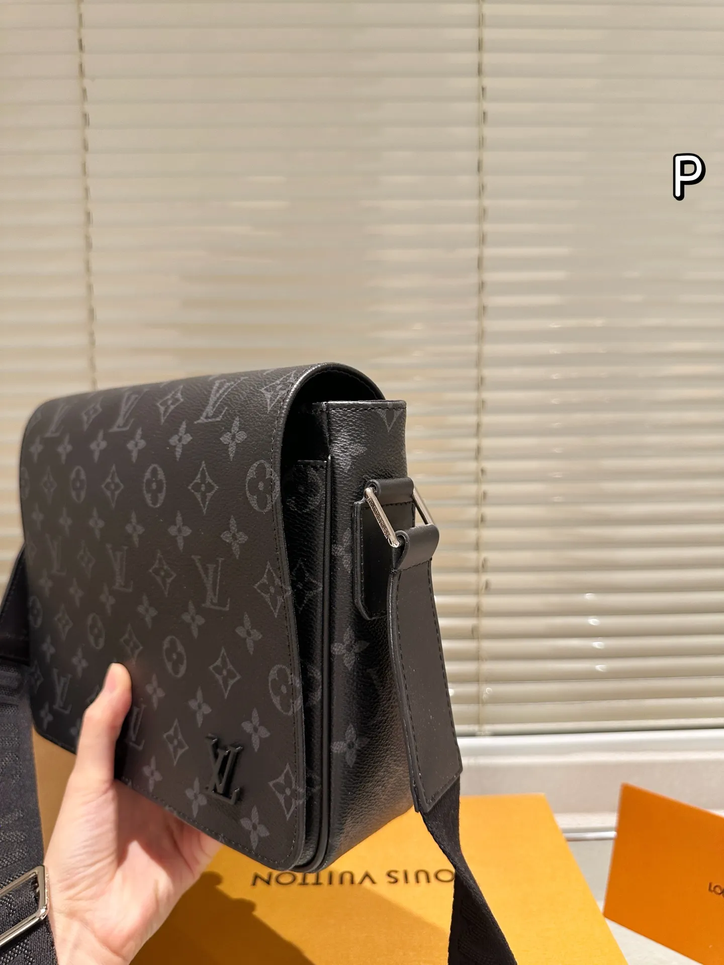 P165 礼盒🎁 男包分享lv 单肩包 目路易威登LouisVuitton比起非常火。的双扣邮差包这一款lv男士单肩包可以说非常低调了國 尺寸: District PM 老花的,这款呢低调稳重,日常休闲也搭得来也可斜 25.21cm