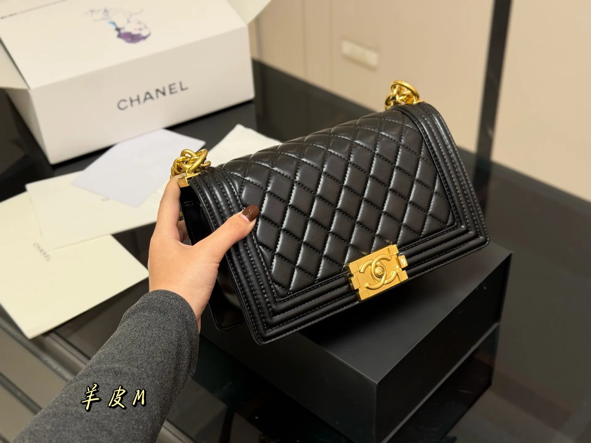 &yen;180 &yen;175 配折叠盒飞机盒 size：25cm 20cm 香奈儿 Leboy 辣妈包 ⚠️高版本 重新出货 很饱满的皮质哦！ 羊皮纹 高品质！