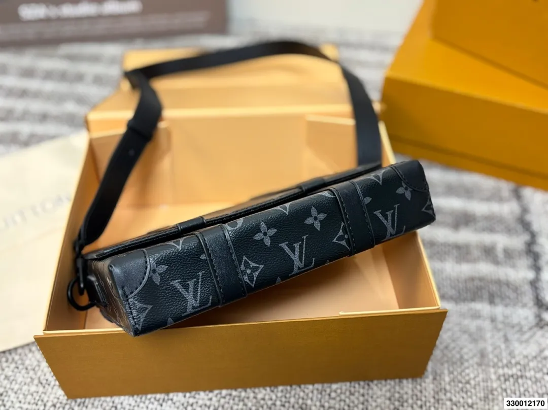 P130 折叠盒子 中古LV 新款男士邮差包，很酷的LV男包来喽看起来十分时尚且年轻。斜挎也不显大当收纳空间真心不错，拿取东西时十分方便当肩带可以自由调节长度，任何身高都没问题 尺寸：25.19