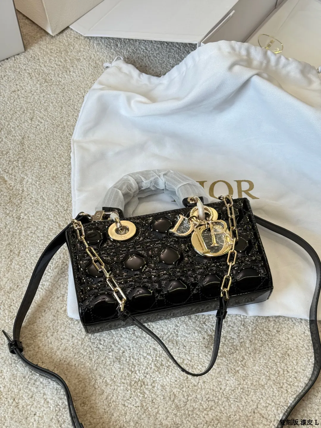 复刻版 漆皮 p205/p200/p195 Dior D-Joy 漆皮横版戴妃包 Dior D-Joy漆皮横版戴妃包,黑色漆皮+藤格纹绗缝,浅金色D.1.0.R吊饰超有辨识度。横版设计,26x13.5x5cm约26x13.5x5cm,配可拆卸链条肩带和皮革肩带,手提、肩背、斜挎都OK!漆皮耐磨易清洁,日常通勤或正式场合都能轻松驾驭,优雅又实用,是Dior经典系列的时髦代表 26x13.5x5cm 26cm 23cm 17cm