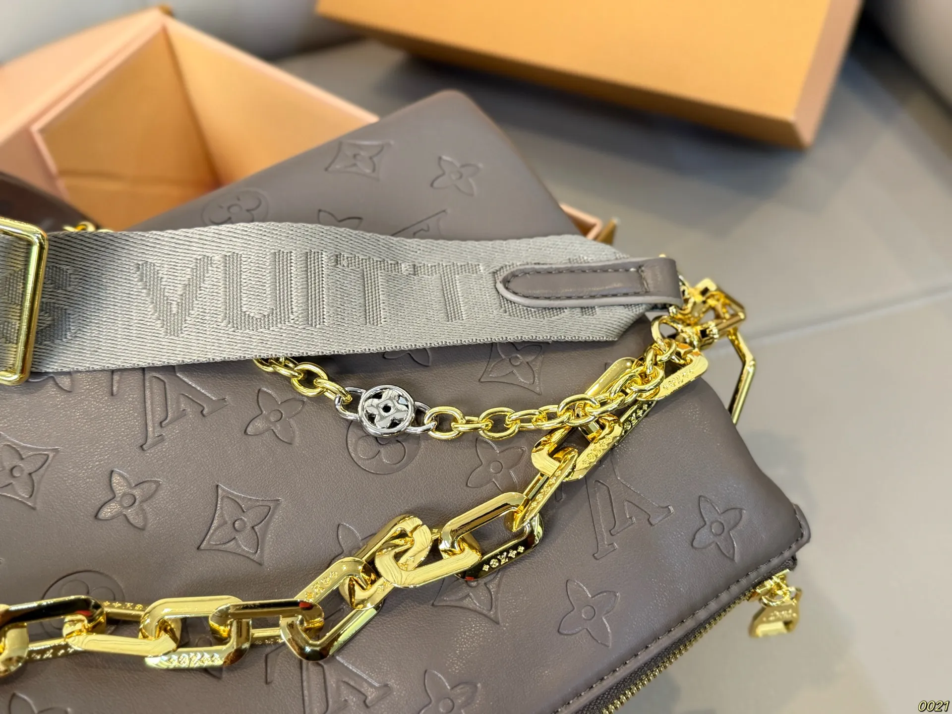 &yen;185飞机盒 LV coussin斜挎包 超级好搭配 适合日常出行 集美必入 尺寸27 20