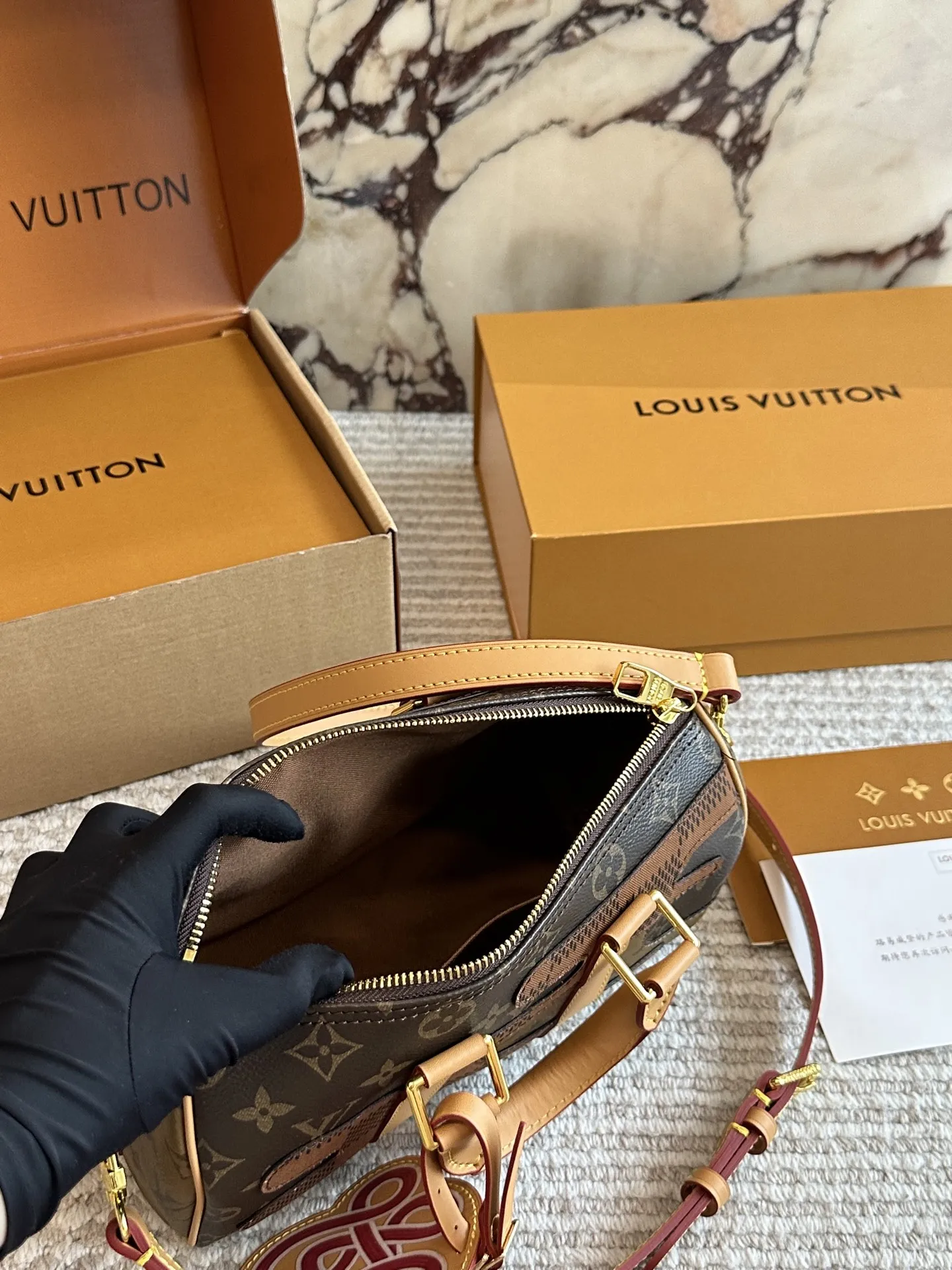 ¥175 Lv X Nigo Keepall xs 21 枕头包 手袋是一款理想的都市手袋。 标志性的造型与经典的 Monogram 帆布,加之多种携带方式和奢华的天然牛皮饰边为该包平添一份时尚前卫之感。尺寸:25 14cm全套礼盒