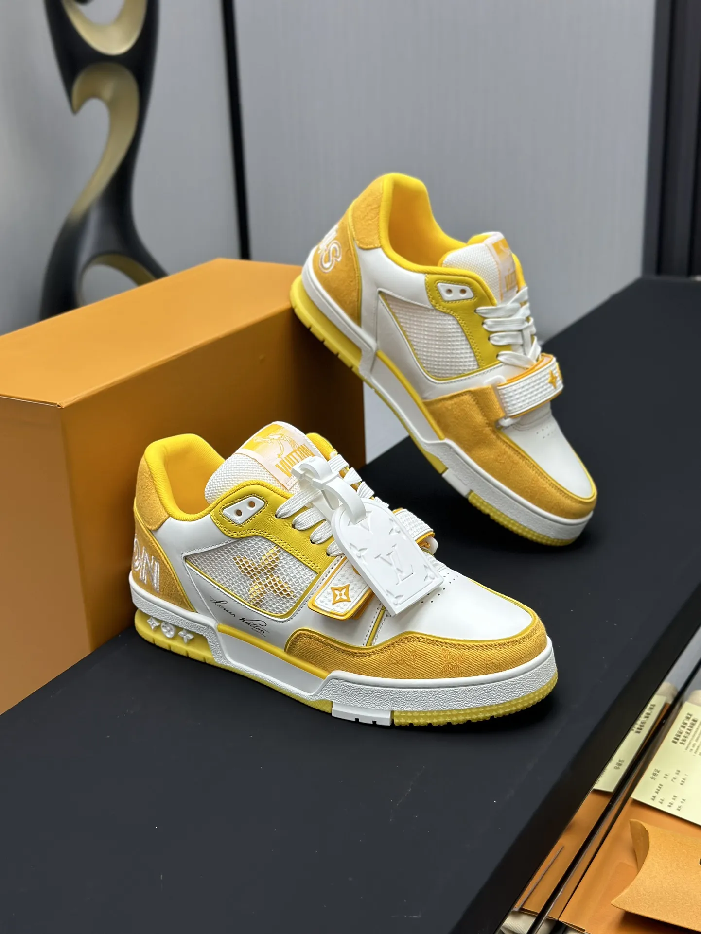 工厂直销¥300💰顶级版本 LV-路易威登-经典走秀新款 空胶工艺·原版1:1开发复刻!!上脚非常舒适 奢侈用料,做工精细,中底印有欧洲制造英文字母 鞋面由意大利进口小牛皮拼接,侧边饰有品牌LOGO标志及签名,最新乳胶垫脚➕网布内里,脚感超舒适。原厂特供原版双色TPU组合大底。套包工艺 固特异缝合锁边 面料:独家定制头层牛皮 配件:独家私模Vuitton 标识, 内里:定制丝滑网里-头层丝绸牛皮内里 大底:TPU组合大底耐磨防滑防黄 垫脚:新款乳胶垫-网纱吸汗 专柜工艺:全电脑针车拉线 鞋头 后套 冷热定型 全套拉帮套楦中低logo花纹 专柜包装 -鞋带 证书 卡片 说明书 合格证 防尘袋 全网最齐包装 女款35-40男款38-46(38/46订做不退换!