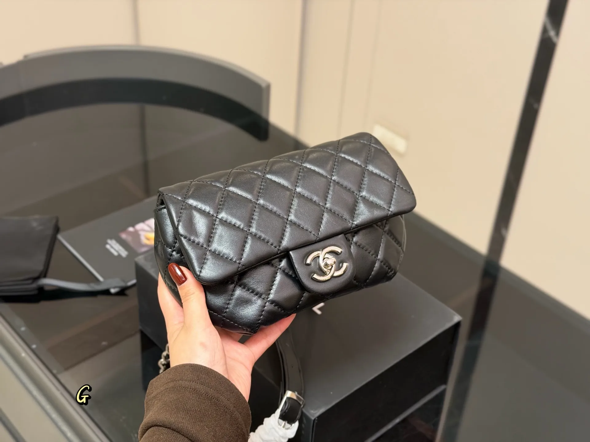 &yen;205 配折叠盒 香奈儿 胸包腰包 永远的百搭单品 上身绝美 这份质感 小仙女们值得拥有 尺寸:18.12cm