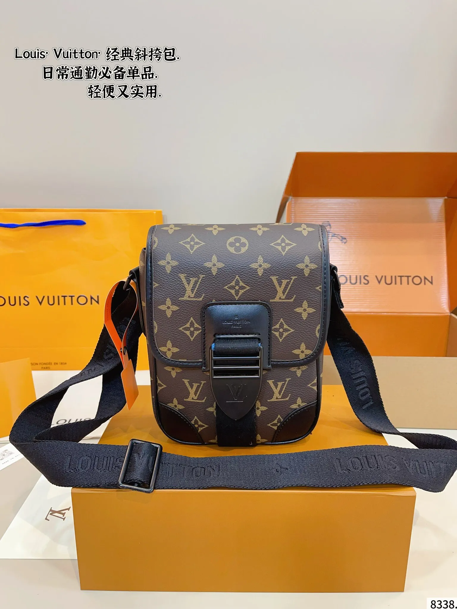 p150配礼盒🎁. 男生必入超经典LV 相机包测评! 又是一期Louis Vuitton男包推荐! LV 男包这两年不得不说!真的很精彩! 很多男包除了男生喜欢!女生也被疯狂种草! 今天推荐的这只Outdoor系列的单肩包/斜挎包真的经典又耐看!尺寸：15*7*23cm