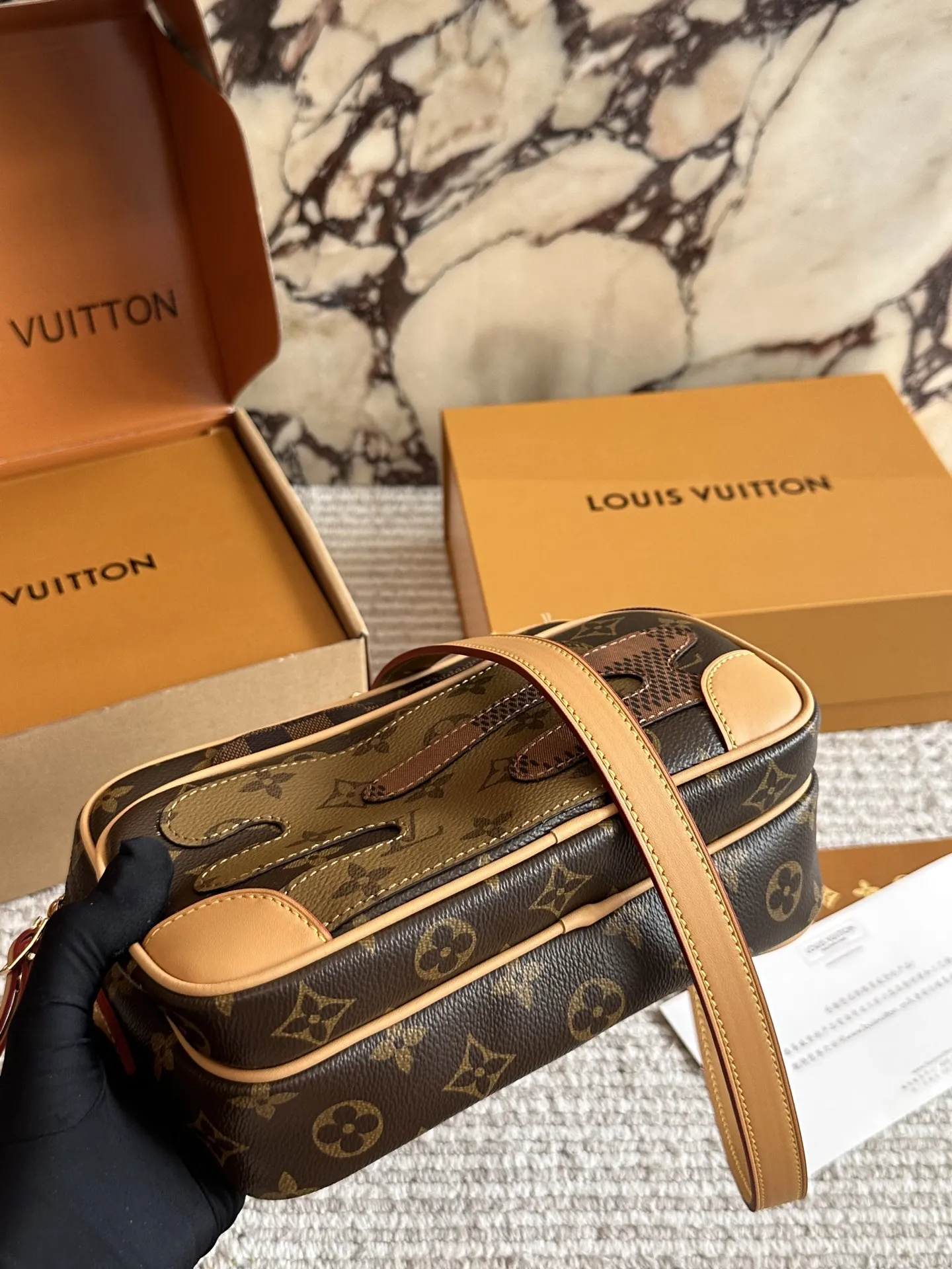 💰180 配盒🎁🎁🎁 size:25cm L家 相机包📷 百搭黑色入手了个男包 性价比真的很高 送男朋友的小姐姐们可以安排了 搜索🔍 lv