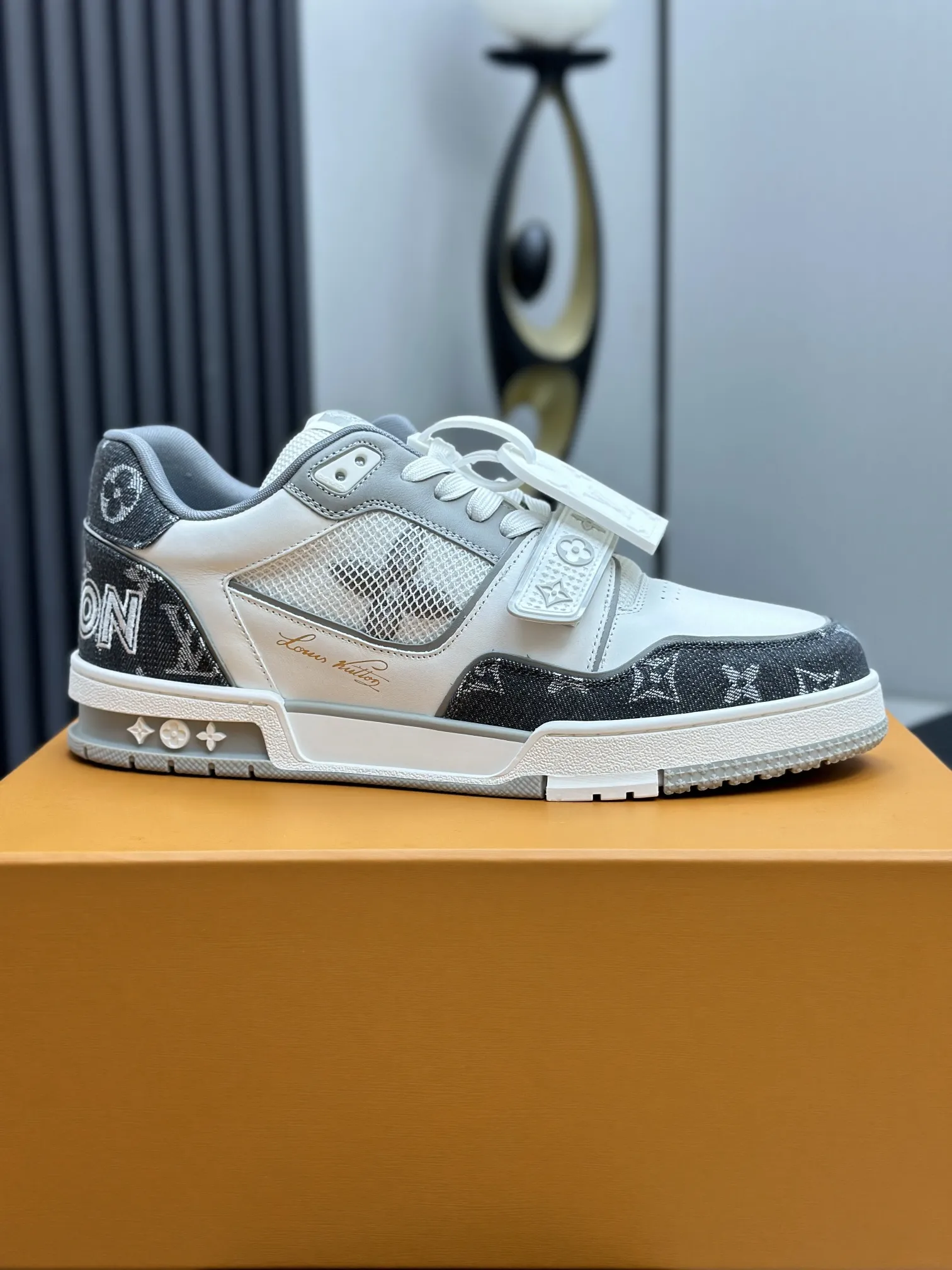 工厂直销¥300💰顶级版本 LV-路易威登-经典走秀新款 空胶工艺·原版1:1开发复刻!!上脚非常舒适 奢侈用料,做工精细,中底印有欧洲制造英文字母 鞋面由意大利进口小牛皮拼接,侧边饰有品牌LOGO标志及签名,最新乳胶垫脚➕网布内里,脚感超舒适。原厂特供原版双色TPU组合大底。套包工艺 固特异缝合锁边 面料:独家定制头层牛皮 配件:独家私模Vuitton 标识, 内里:定制丝滑网里-头层丝绸牛皮内里 大底:TPU组合大底耐磨防滑防黄 垫脚:新款乳胶垫-网纱吸汗 专柜工艺:全电脑针车拉线 鞋头 后套 冷热定型 全套拉帮套楦中低logo花纹 专柜包装 -鞋带 证书 卡片 说明书 合格证 防尘袋 全网最齐包装 女款35-40男款38-46(38/46订做不退换!