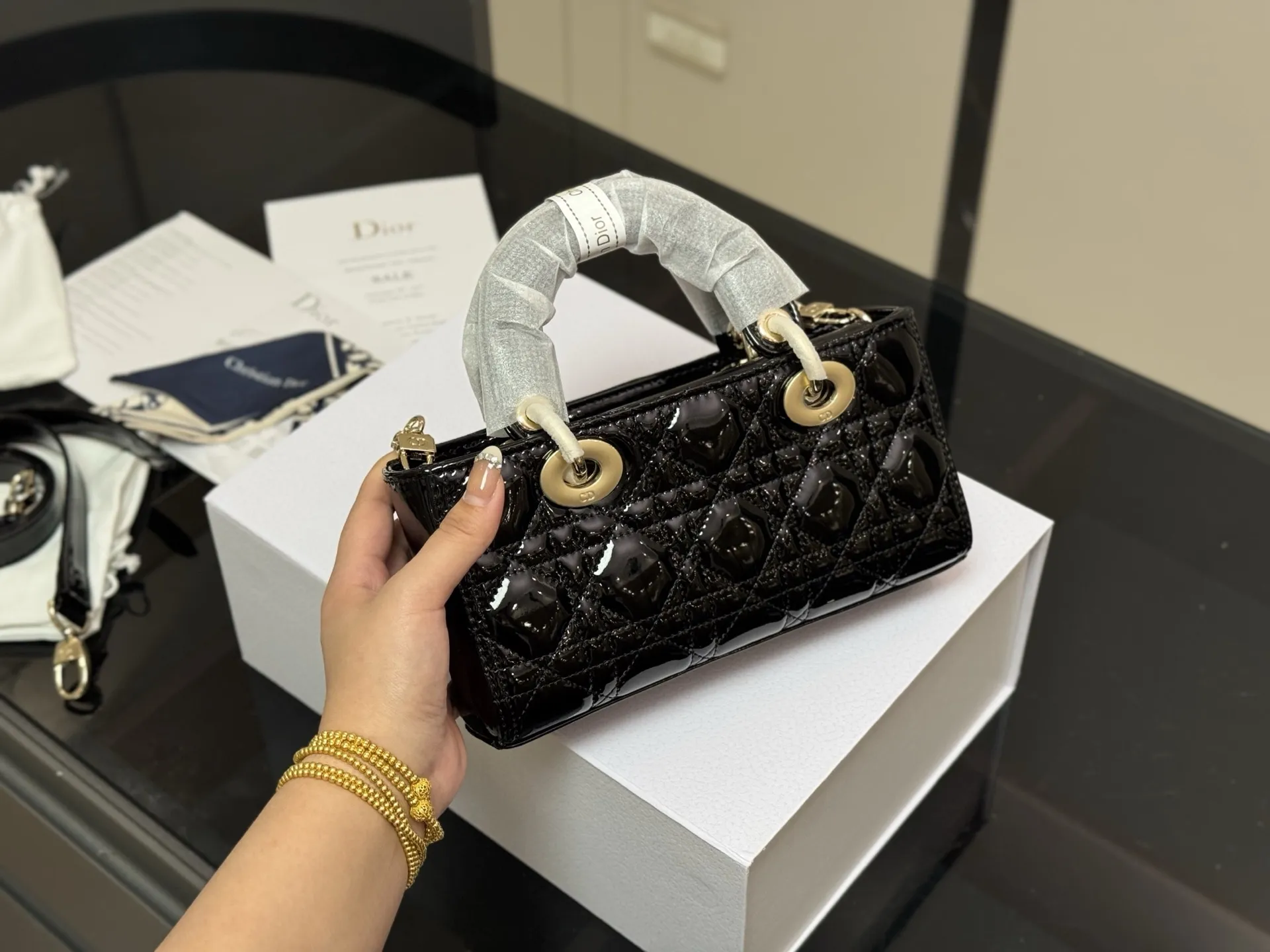 ¥195 配盒 迪奥lady漆皮 横版戴妃包 2025Dior款新包型 两根包带 我喜欢短的那根~ 一只很“我”的包爱了 尺寸:22.11cm