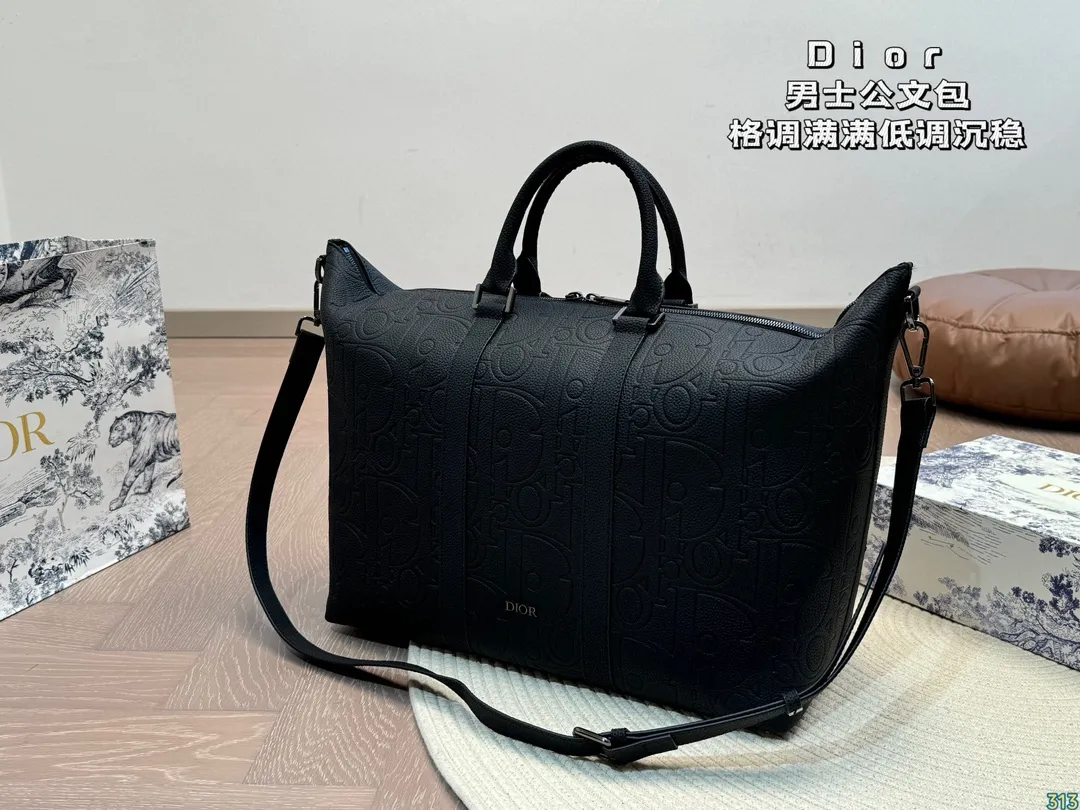 ¥340 迪奥Dior男士公文包 格调满满,自带一股低调沉稳儒雅的气息! 版型挺阔,很有型!越用越有沉淀的味道! 更加低调、沉稳!! 可单肩可斜挎,不分年龄不分身高!实用百搭!尺寸:40 30