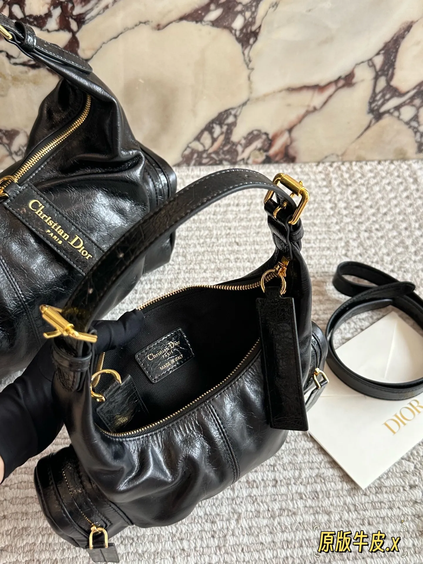 💰260 配盒 秋冬新款DiorGrandtour从日常通勤,到约会逛街,再到短途旅行,Dior最新款 Grandtour堪称六边形战士,超级酷! 黑色褶皱牛皮革,触感柔软,光泽细腻,自带低调奢华的气质 可调节的皮革肩带设计超贴心 无论是单肩背还是斜挎,都能轻松驾驭,适配各种场合与穿搭风格, 这包时髦又能装#24*11