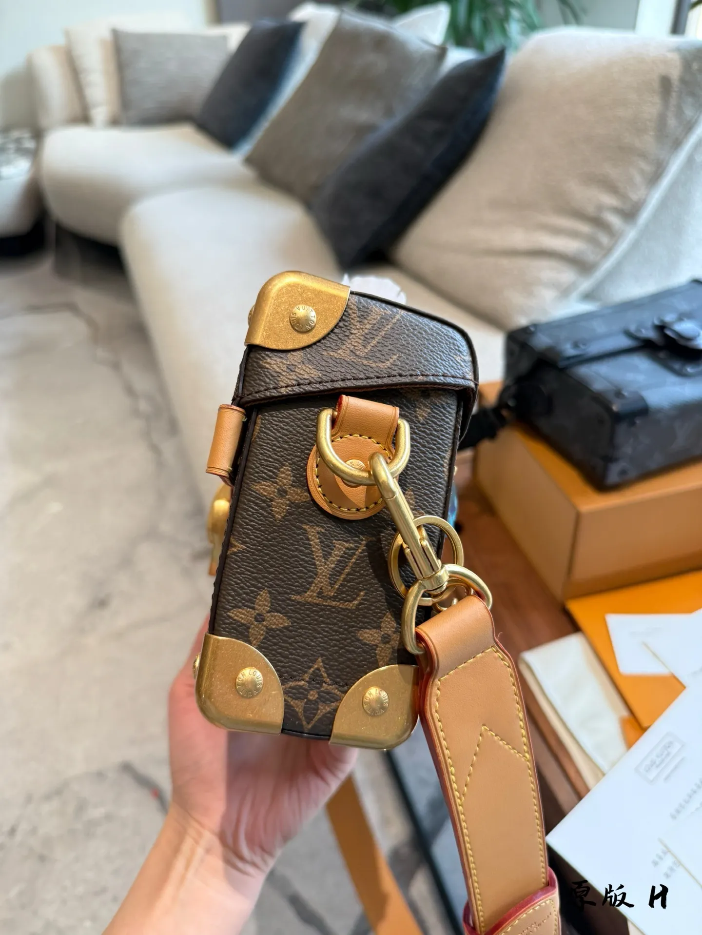 p250顶级原单 新款男包soultrunk盒子包 软盒子包上身超酷,手拎斜挎都可以, 日常通勤必备,时尚百搭 肩带可拆卸,可调节 尺寸19*15*7cm双盒