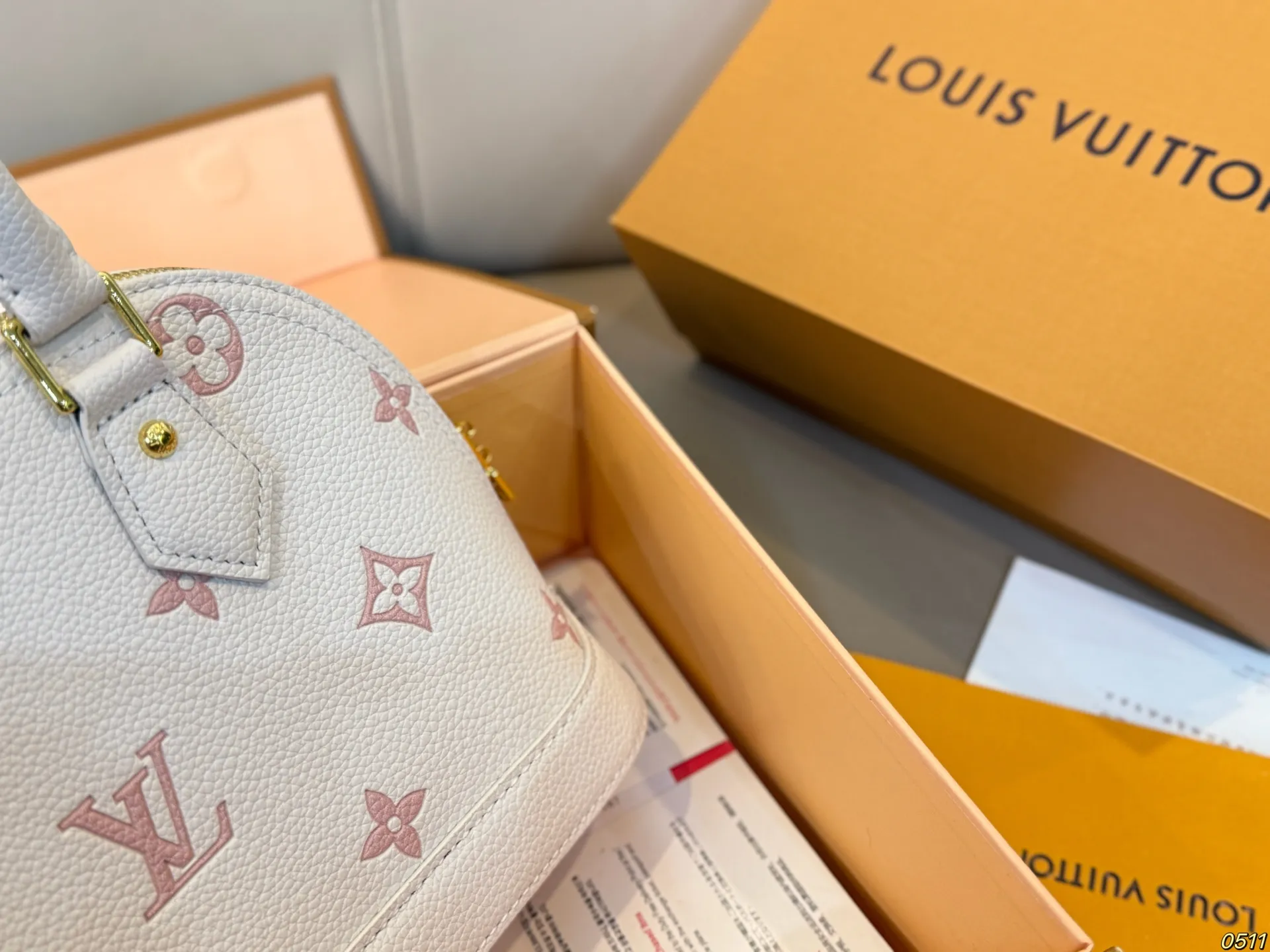 ¥145折叠盒 LV新款贝壳包 很高级可盐可甜 极致美感 绝美女孩就是你 尺寸24 17