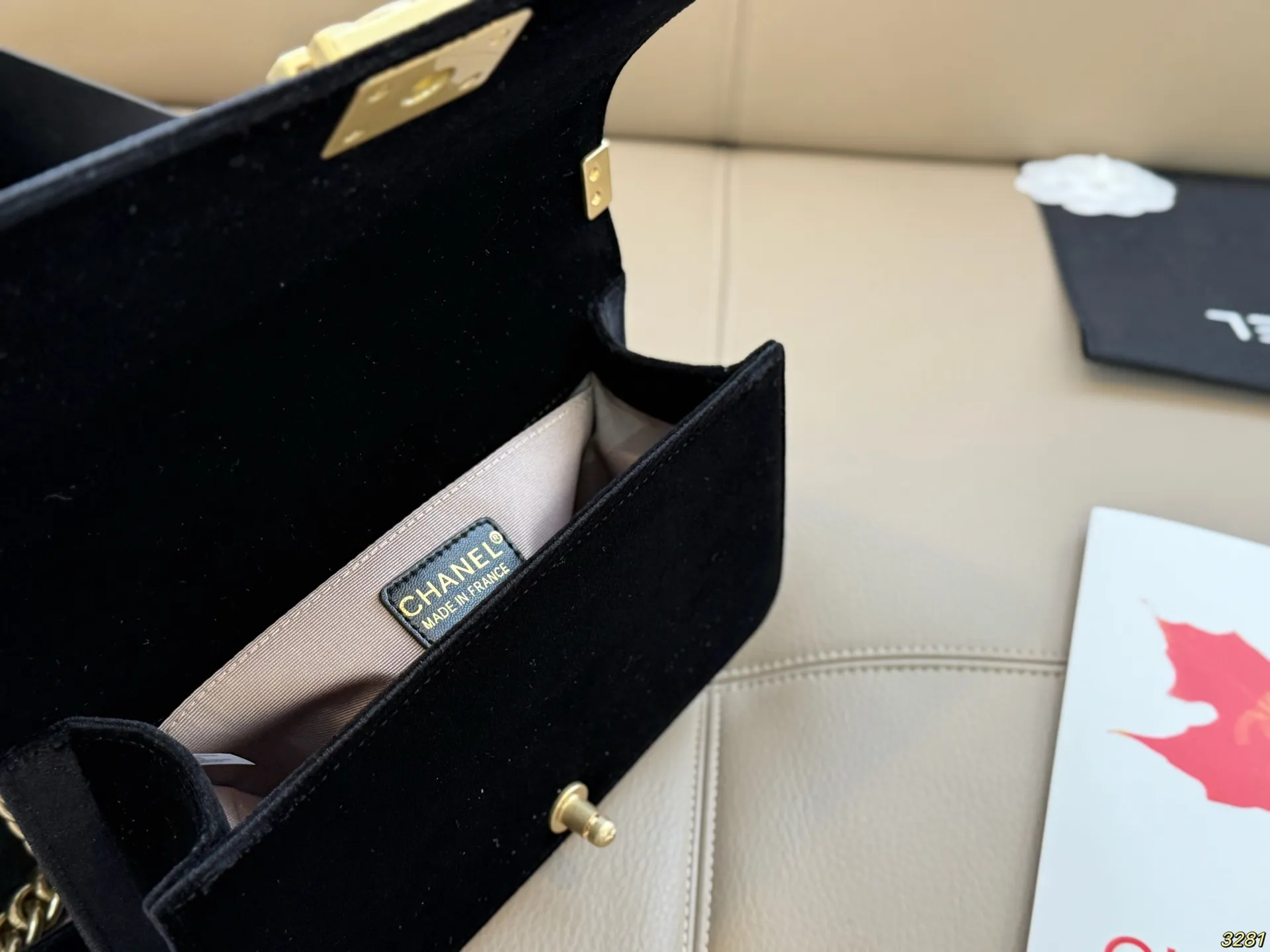 &yen;175折叠盒 香奈儿辣妈包 Chanel Leboy满满的小香风 可爱飒酷女孩必备 超级抢眼 Chanel 真叫人无法抗拒 尺寸：25 14