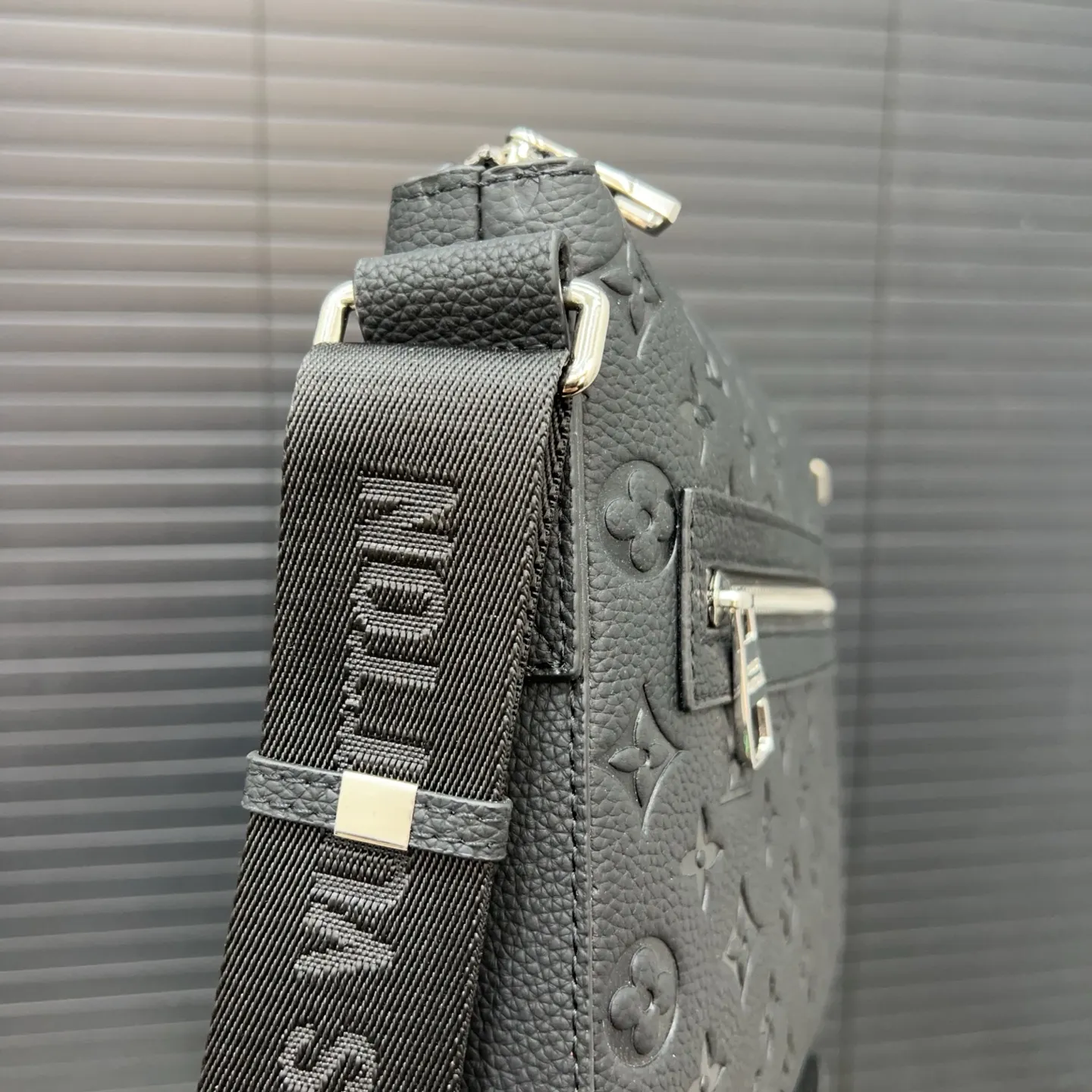 P165 Louisvuitton 路易威登 牛皮单肩包 男包 斜挎包 采用精湛镶嵌细工，经典百搭 实物拍摄 原厂原版面料 高端品质 配送防尘袋 23 x 25cm。