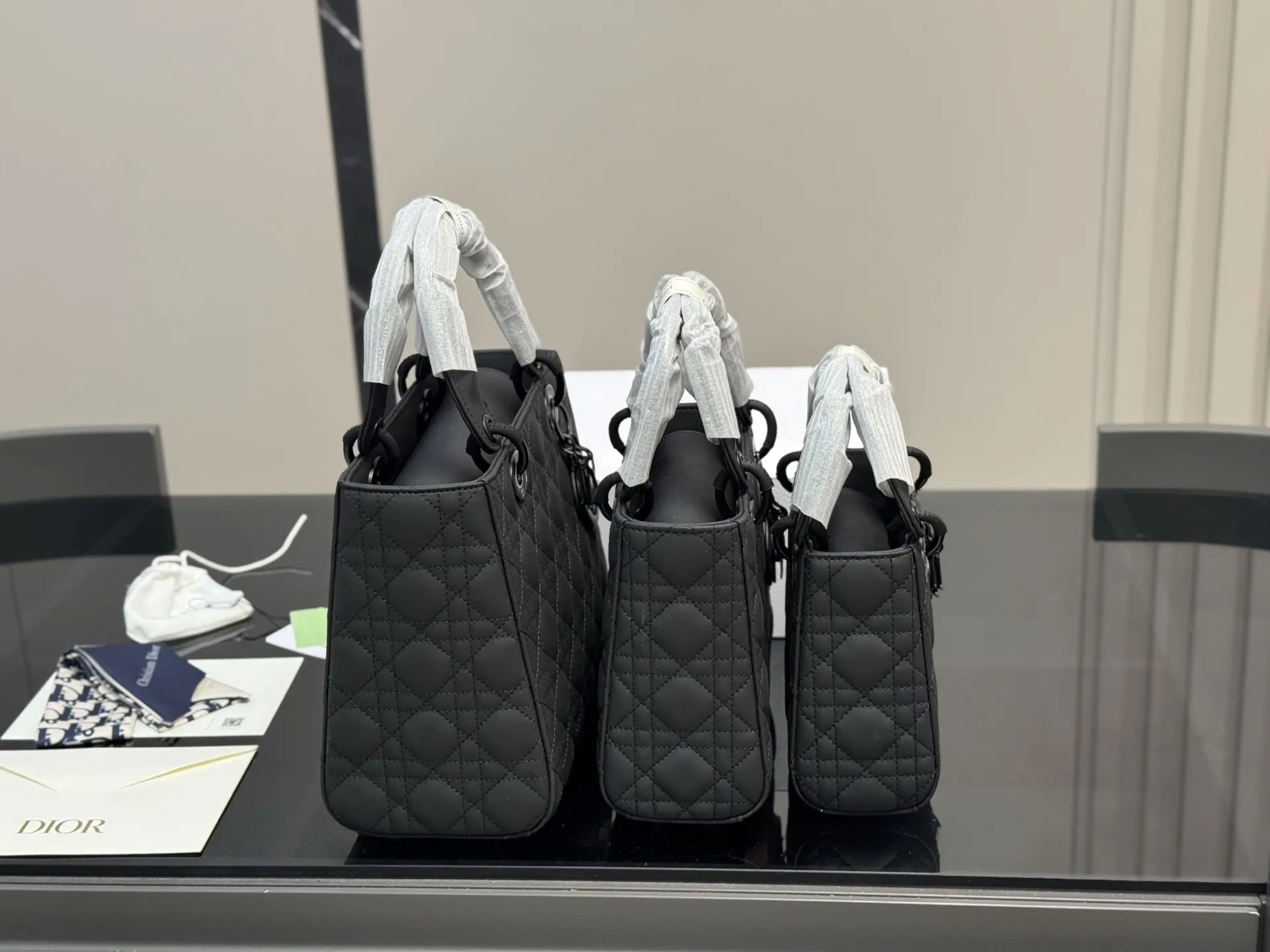 ¥200 ¥190 ¥185 配折叠盒 尺寸:24*20cm 20*18cm 17*13cm 高品版.升级出货 ✅ 迪奥 戴妃磨砂 每个颜色真的太好看啦 春节是不是都需要它!