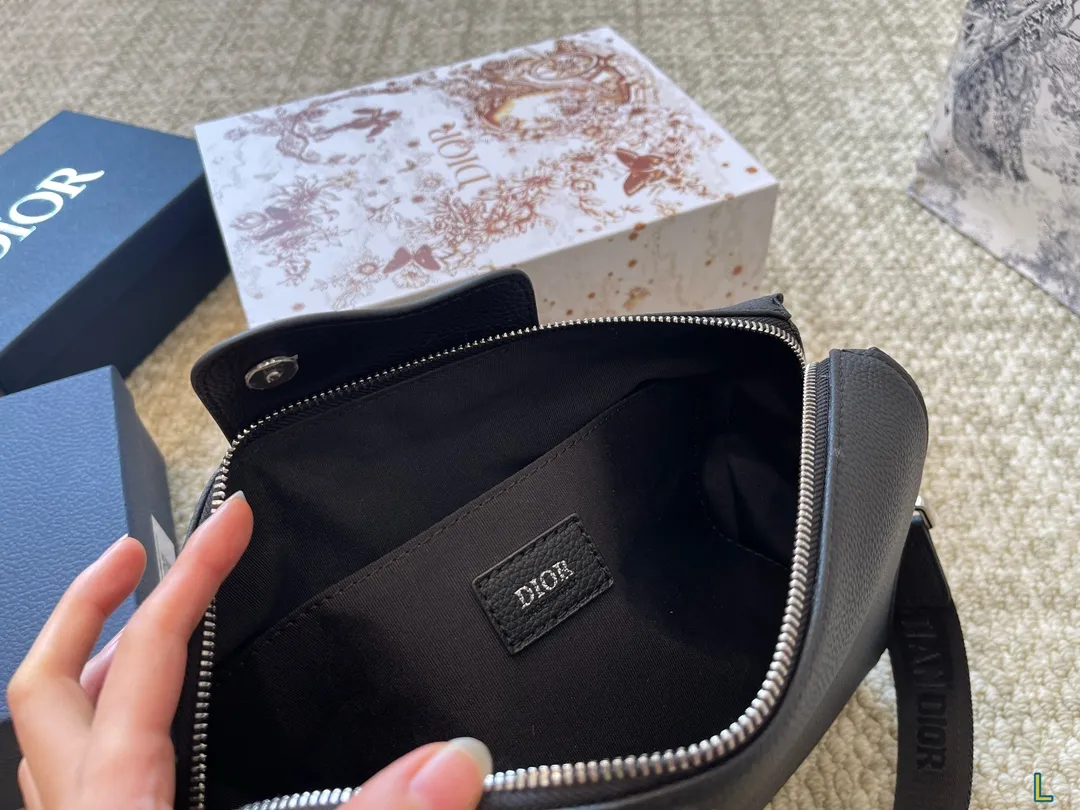 ¥180折叠盒 迪奥 Dior Oblique斜挎包 属于是一看就看上的类型 这款包是男包 靈但是男生女生都可以背 非常的百搭 可以适用于正式、休闲的场合 真的让我无法抗拒 尺寸29 22