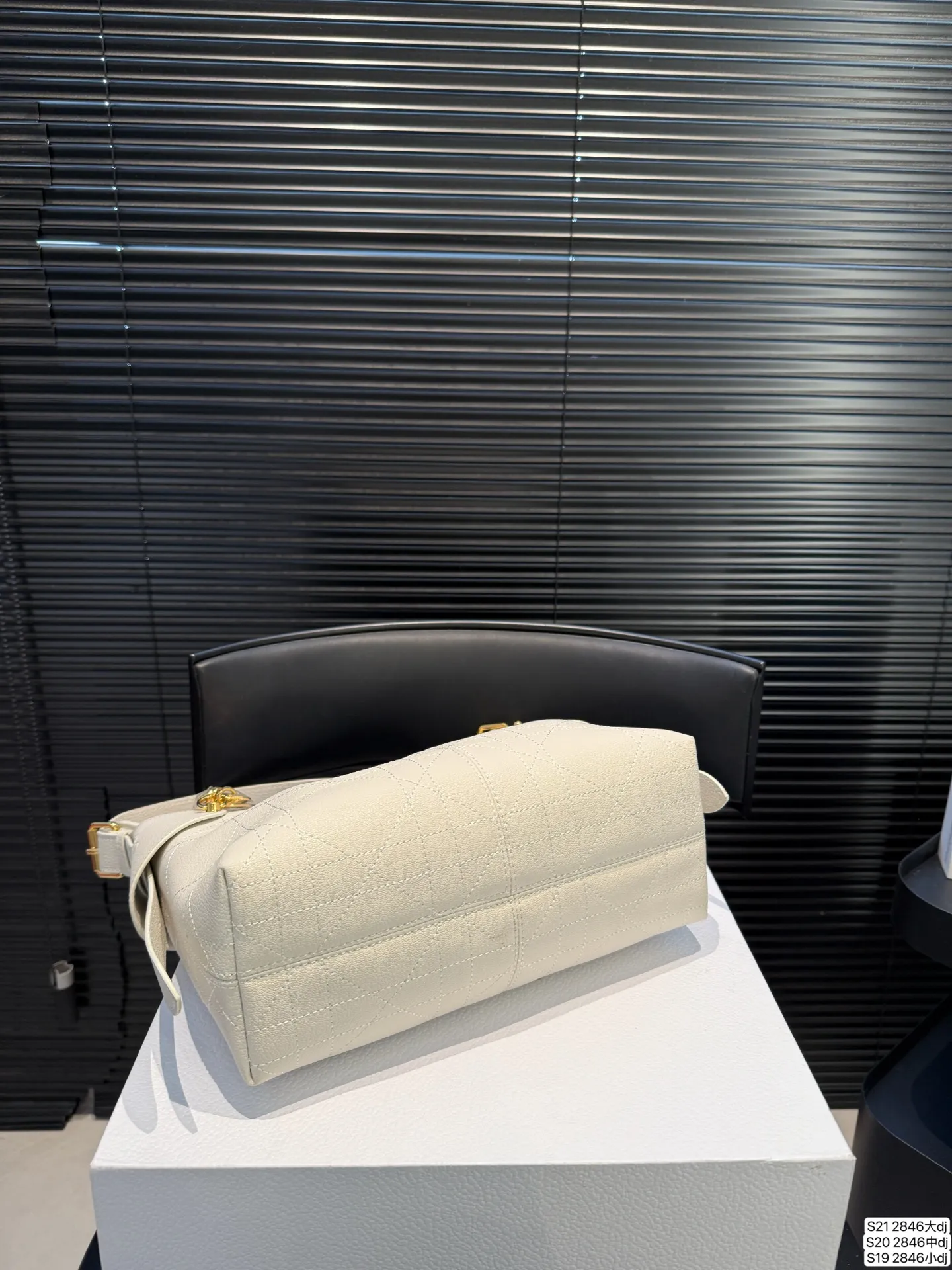 大号P155 中号P150 小号P145 迪奥Dior Voyage也太上镜了叭～ 慵懒的Hobo包型低调又高级！ V字包口设计，即使去比较冷的地方穿着厚外套，背着也不会卡美美摆造型，出片不用愁，巨能装！手机相机口红全塞下，旅行逛街轻便又能打～ 🔍迪奥新品，尺寸大号36 23 中28 18 小号21 26 货号2846