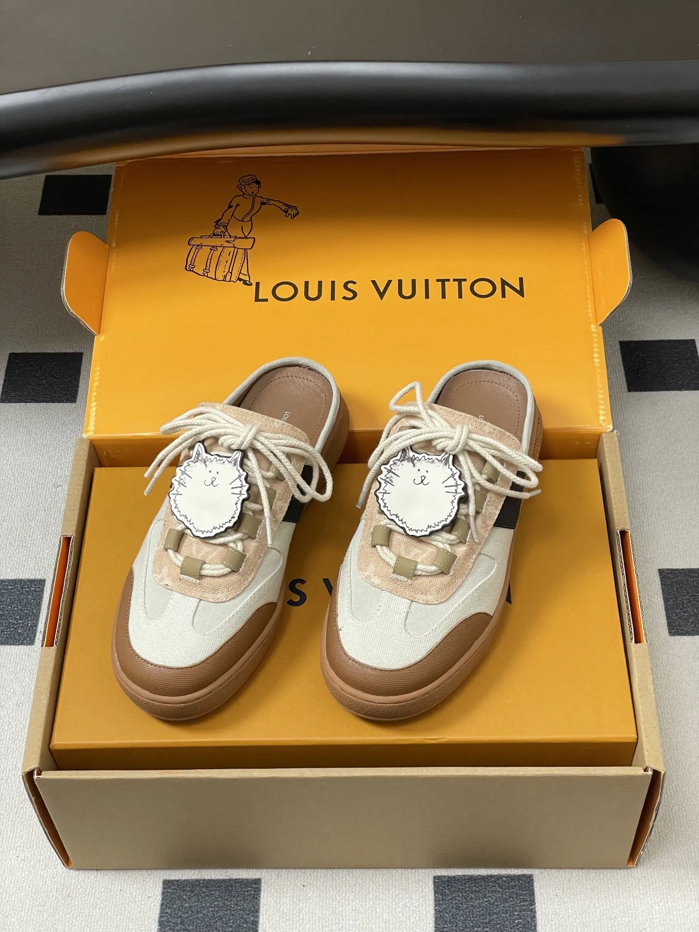 p310-（配高档飞机盒✈️） 2026春夏新款 LOUIS VUITTON 路易威登 LV Grace Coddington / 联名款猫猫Catogram系列 Lous露跟运动鞋系带包头穆勒厚底半拖鞋 LV与Grace Coddington联名的猫猫系列半拖鞋，米白+棕色拼接，麂皮和织物材质，鞋面有猫咪挂饰超可爱！ 本款Lous露跟运动鞋携Monogram压纹绒面牛皮革重回视野，为加垫鞋舌压印路易威登标识，与双鞋带一道展露滑板鞋的灵感启发。便 捷穿脱的设计升级舒适体验。 鞋面：定制布料拼接牛反绒 内里垫脚：羊皮 鞋底：开模橡胶大底 码数：女35-39（40.41定做不退换）